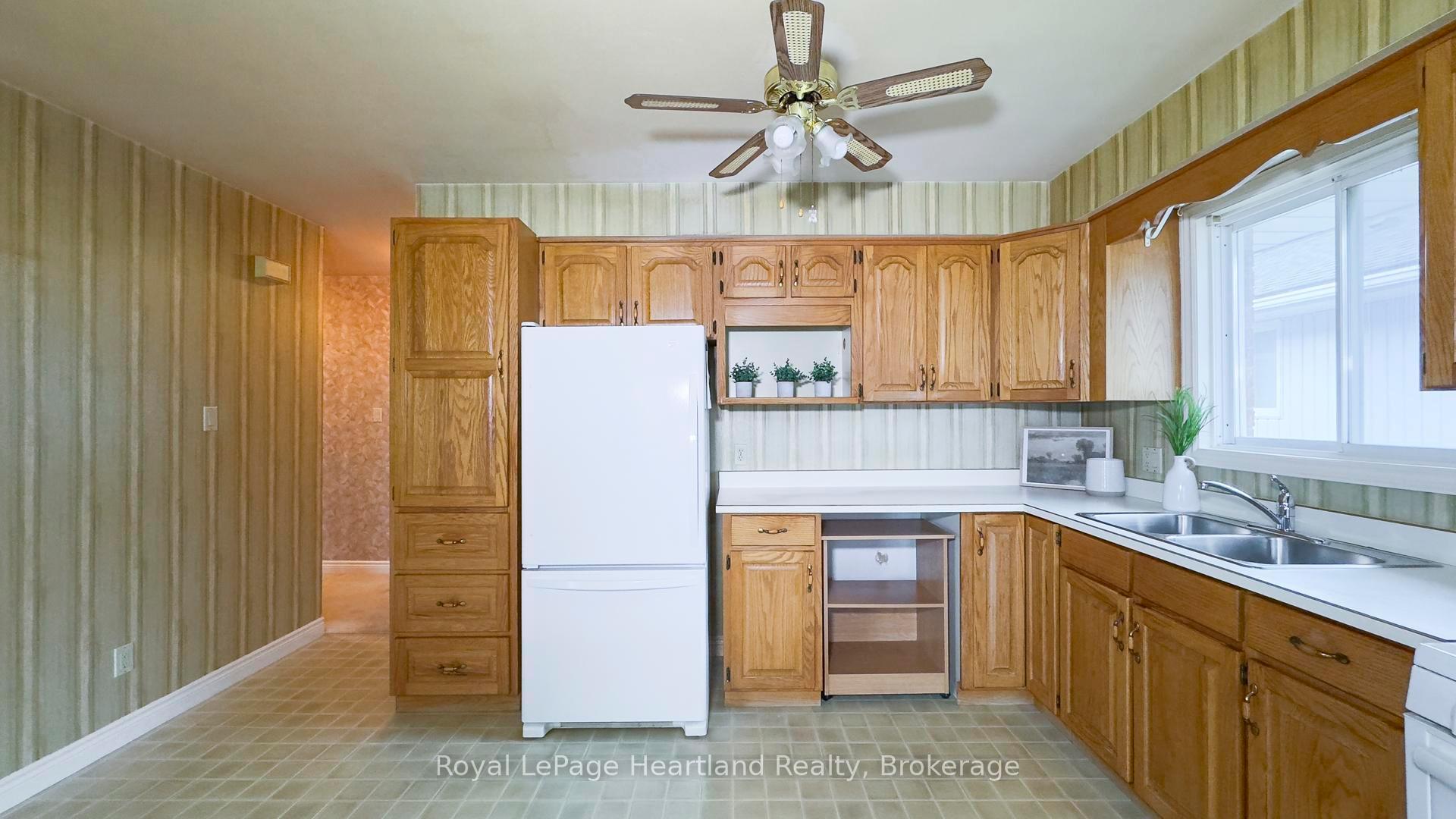 Photo 3 of 48 Lee Crescent, Goderich, Goderich (Town) — HOMEH
