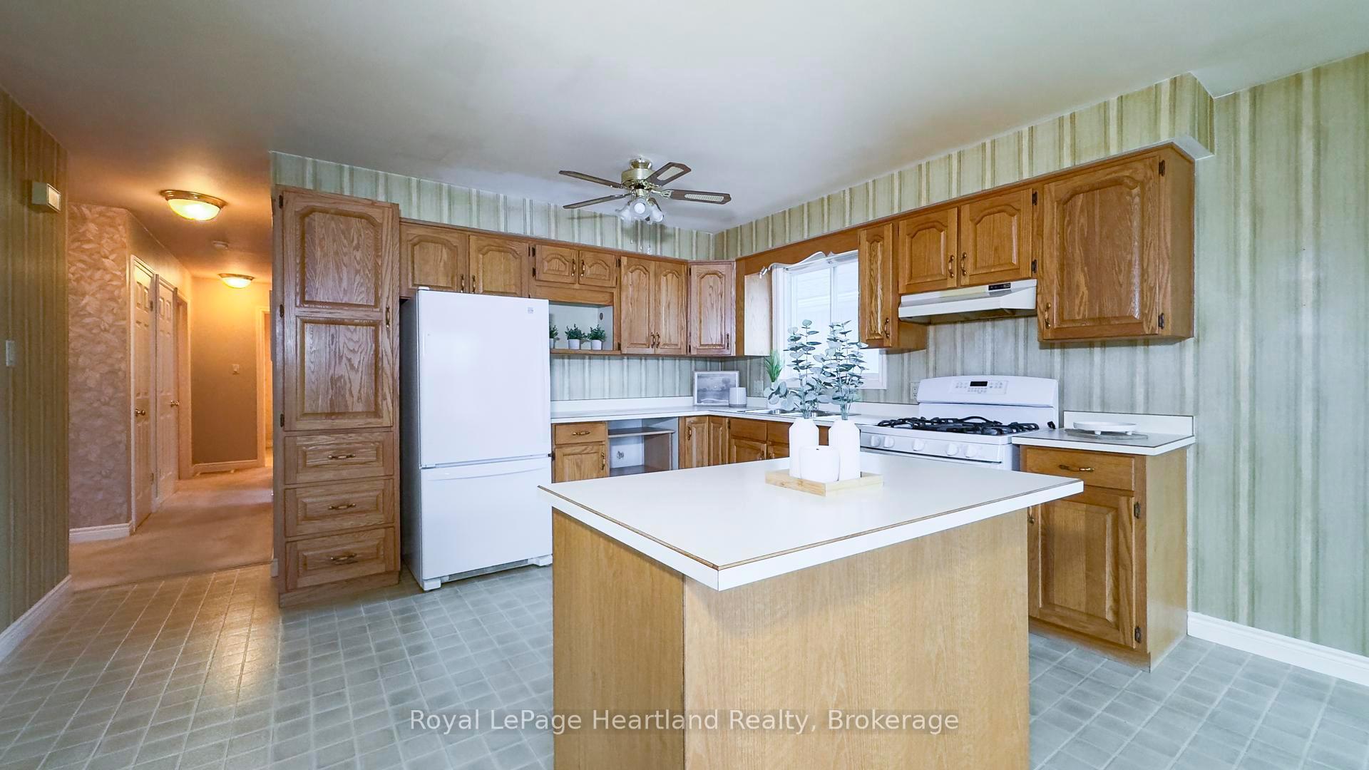 Photo 4 of 48 Lee Crescent, Goderich, Goderich (Town) — HOMEH