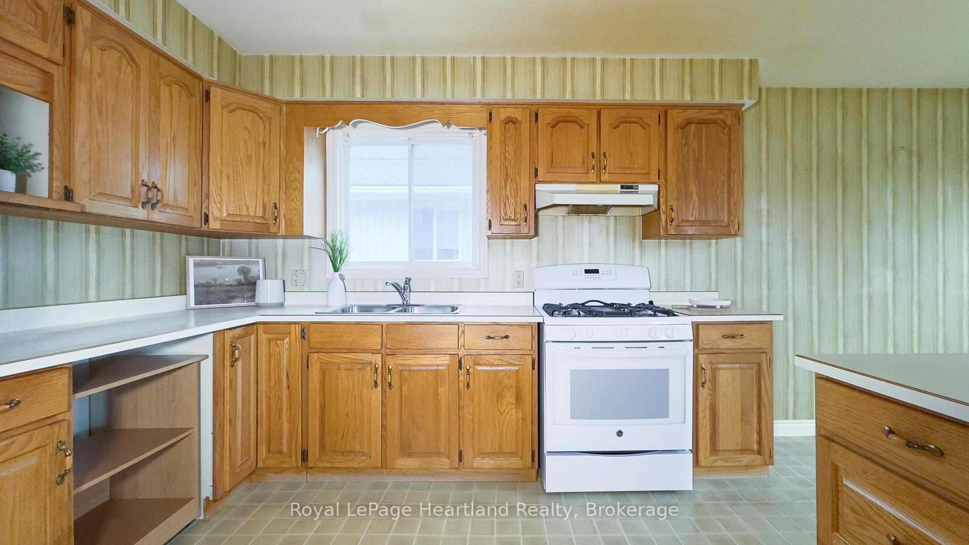 Photo 5 of 48 Lee Crescent, Goderich, Goderich (Town) — HOMEH