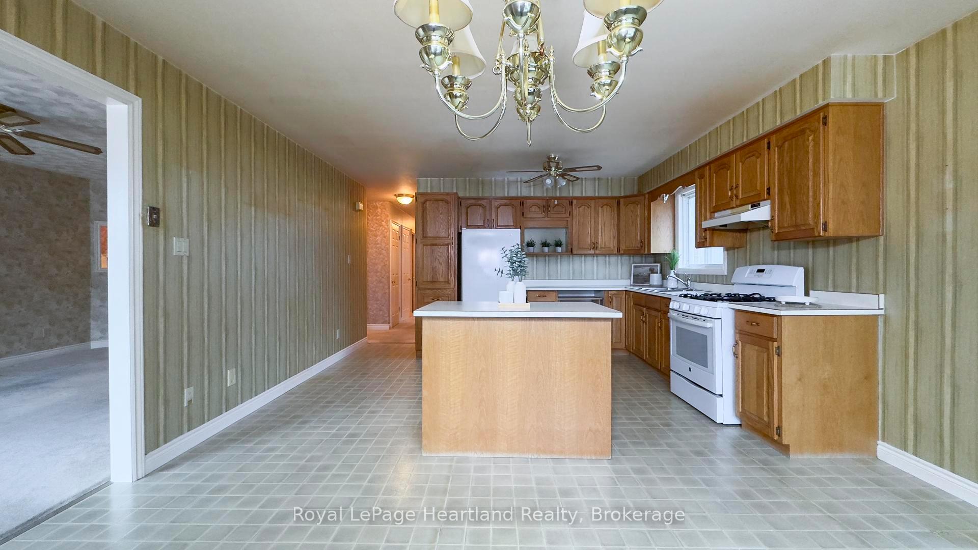 Photo 6 of 48 Lee Crescent, Goderich, Goderich (Town) — HOMEH