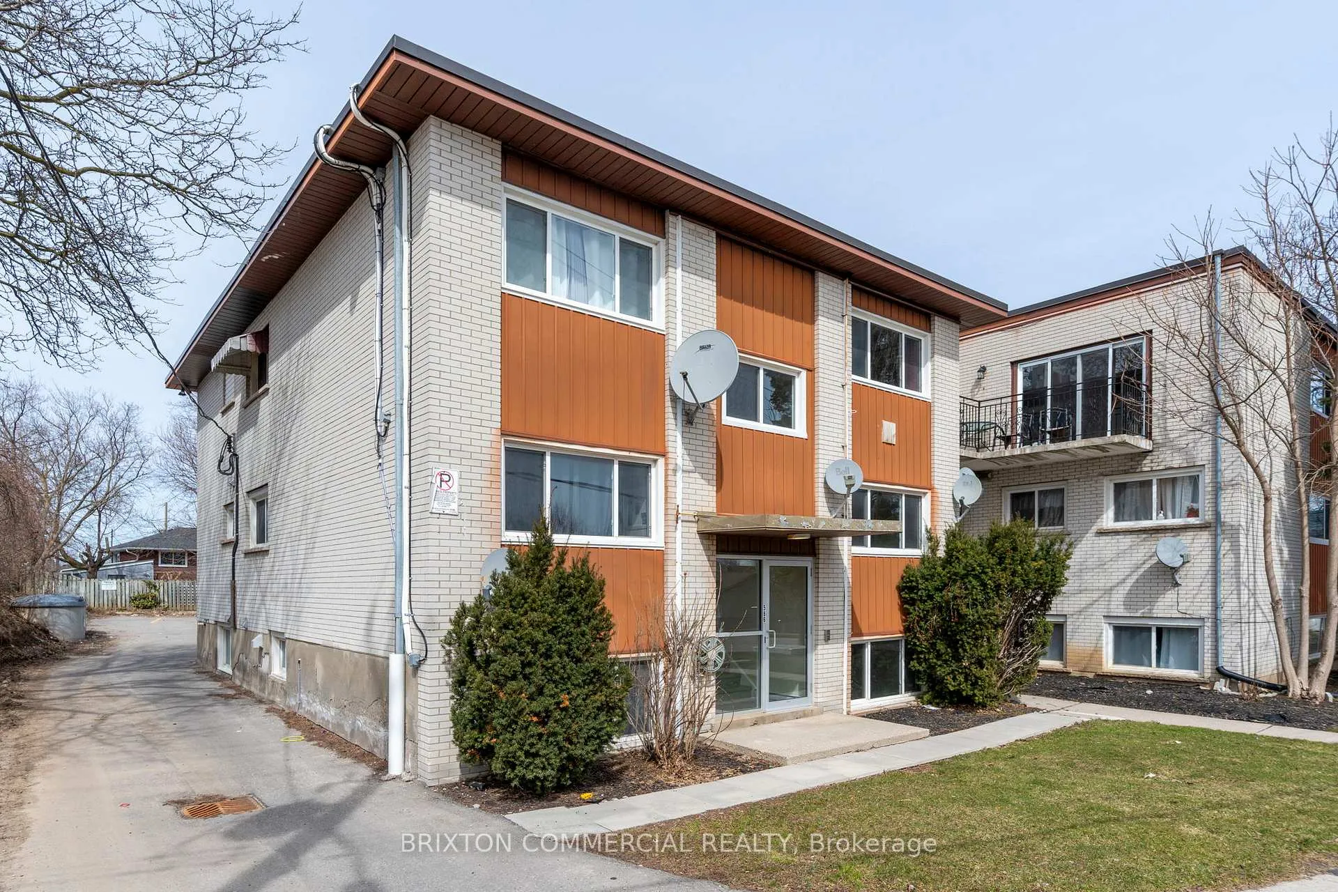 Photo 2 of Unit 2, 586 Victoria Street S, Kitchener — HOMEH