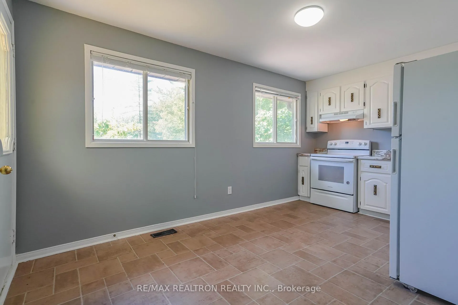 Photo 4 of 1456 Mosley Street, Wasaga Beach — HOMEH