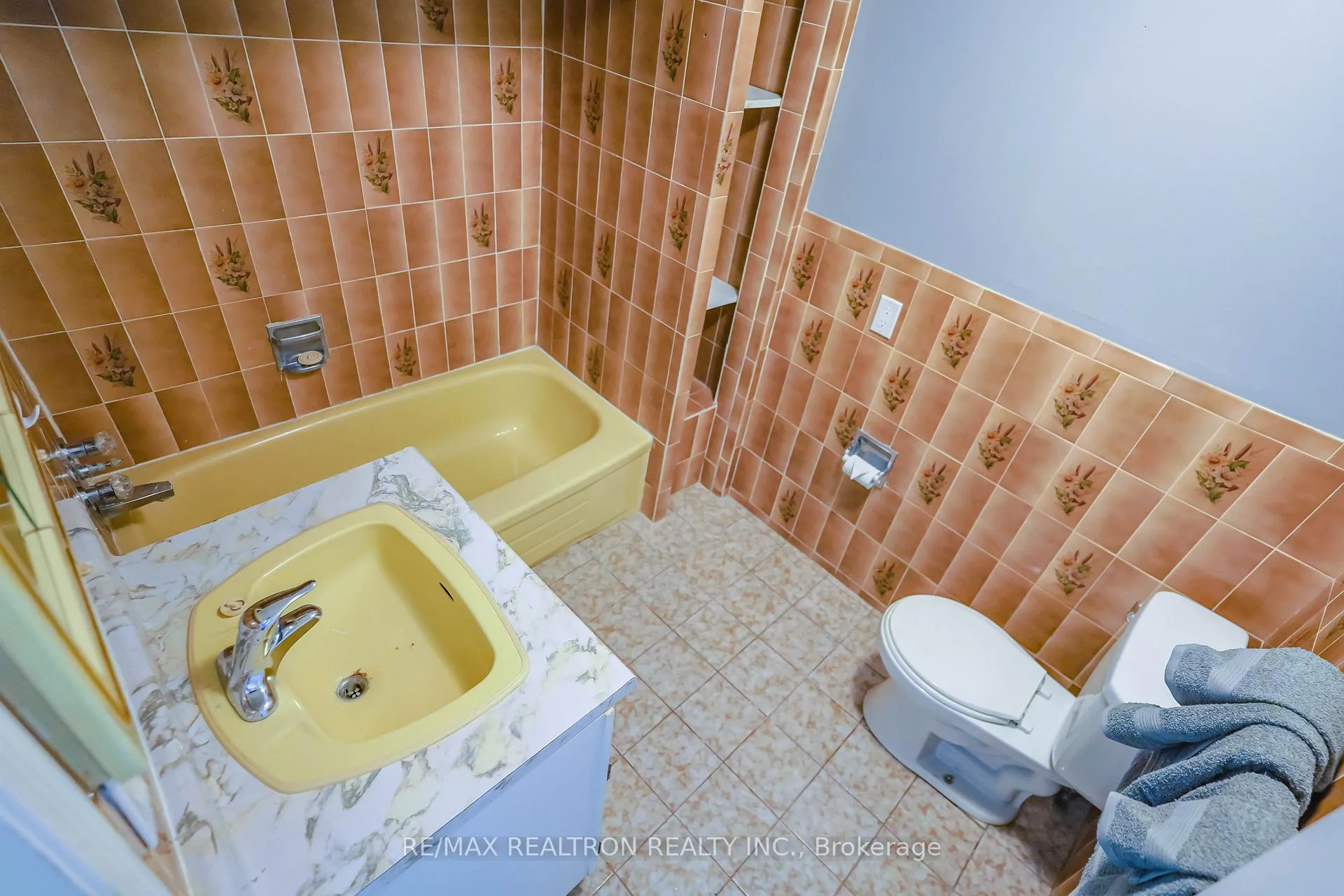 Photo 6 of 1456 Mosley Street, Wasaga Beach — HOMEH