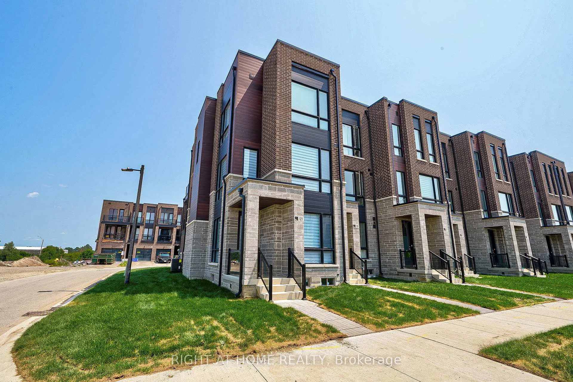 Photo 3 of 121 Stauffer Crescent, Markham, Cornell — HOMEH