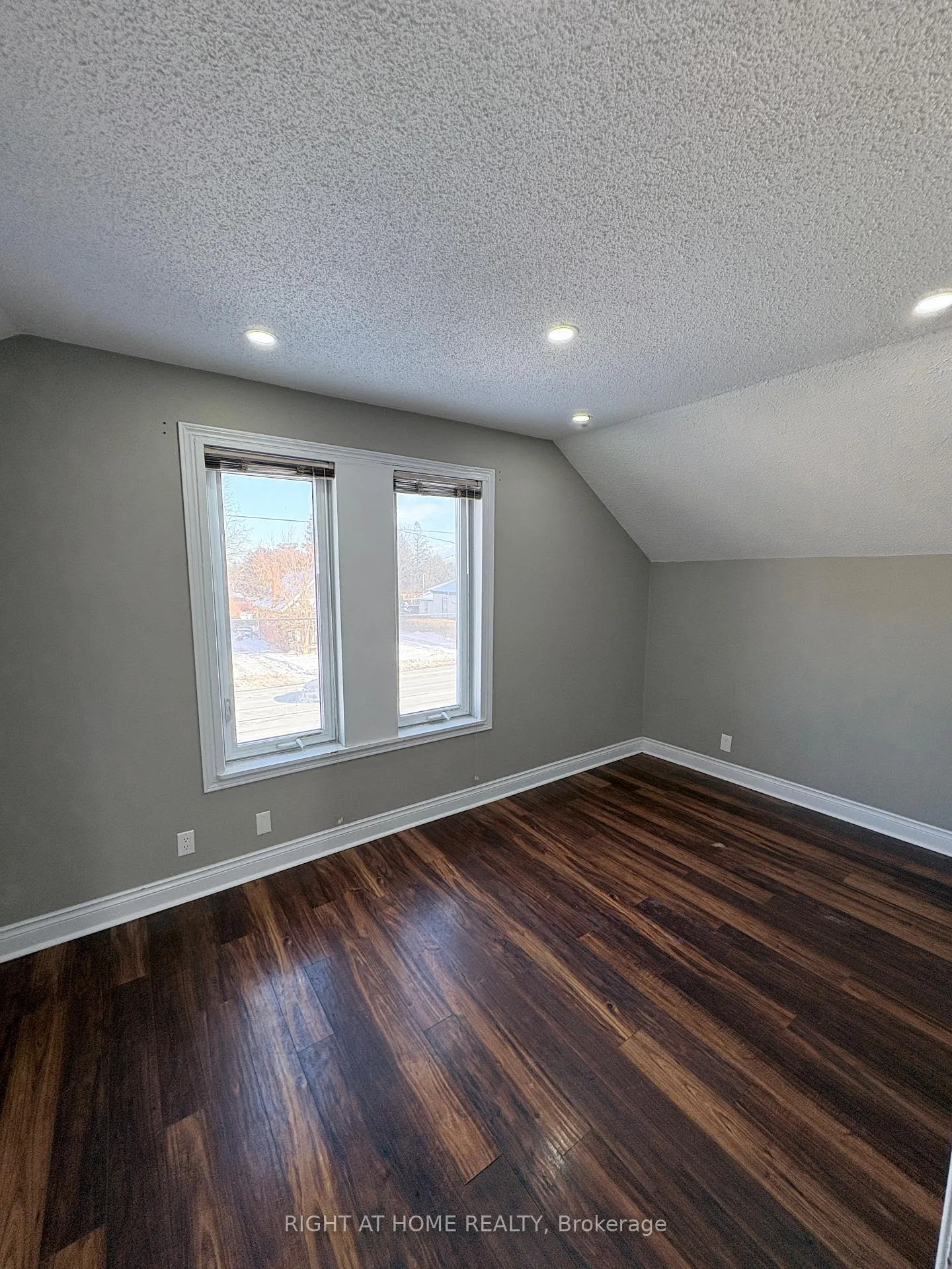 Photo 2 of Unit Upper, 94 Park Road S, Oshawa, Vanier — HOMEH