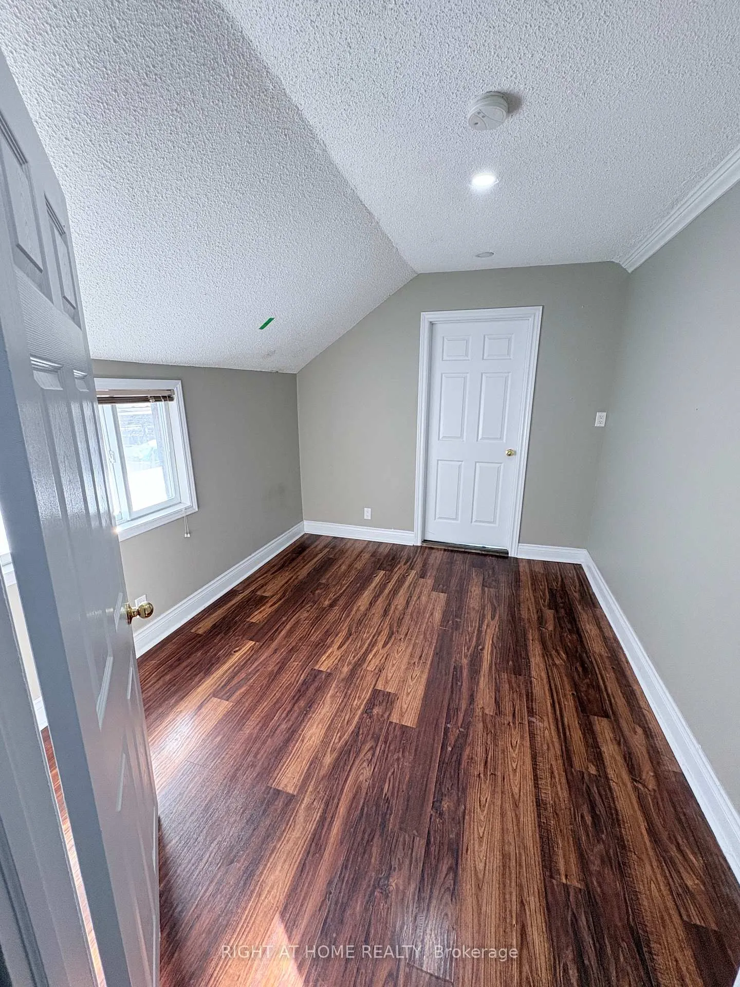 Photo 3 of Unit Upper, 94 Park Road S, Oshawa, Vanier — HOMEH