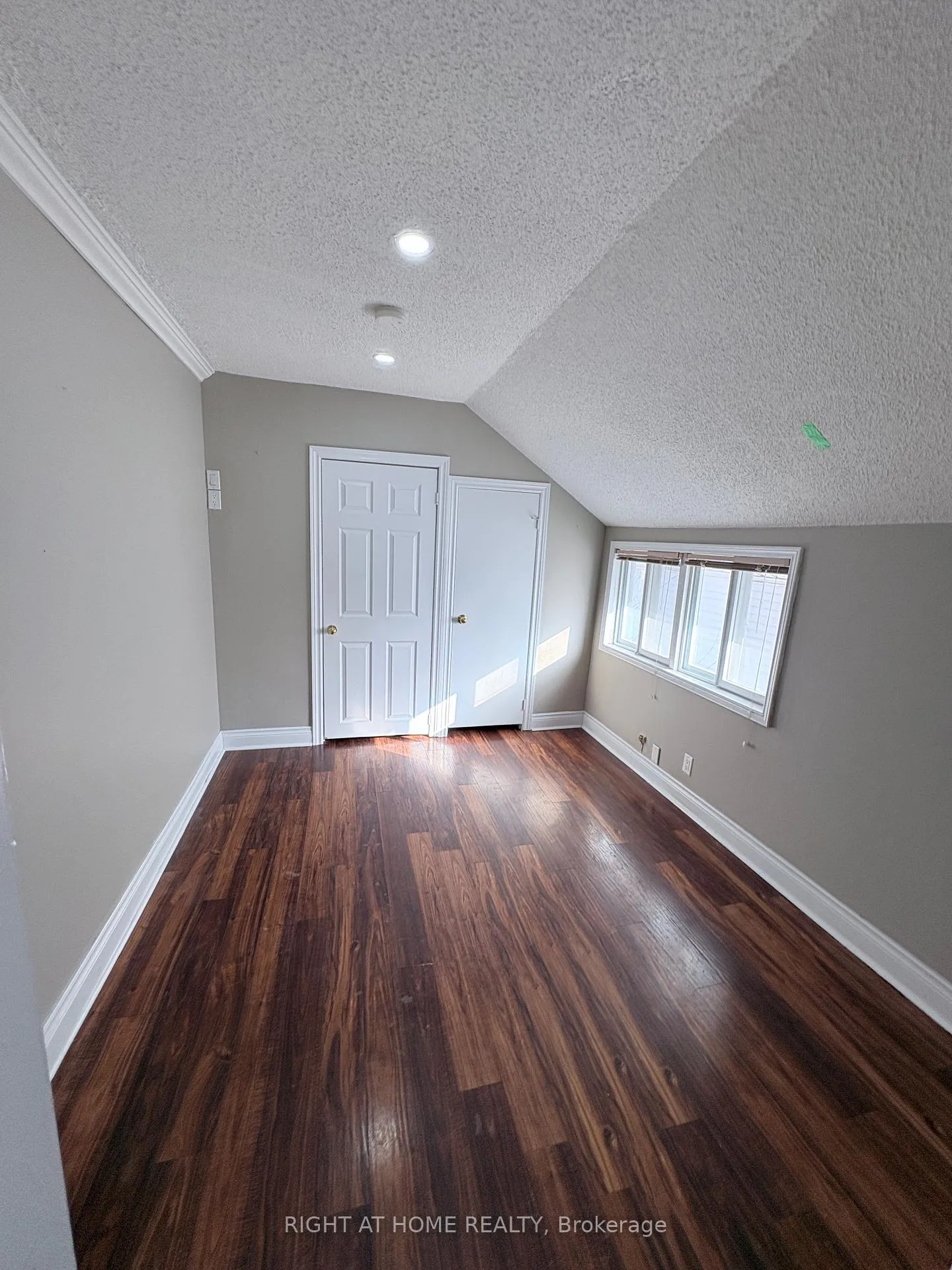 Photo 4 of Unit Upper, 94 Park Road S, Oshawa, Vanier — HOMEH