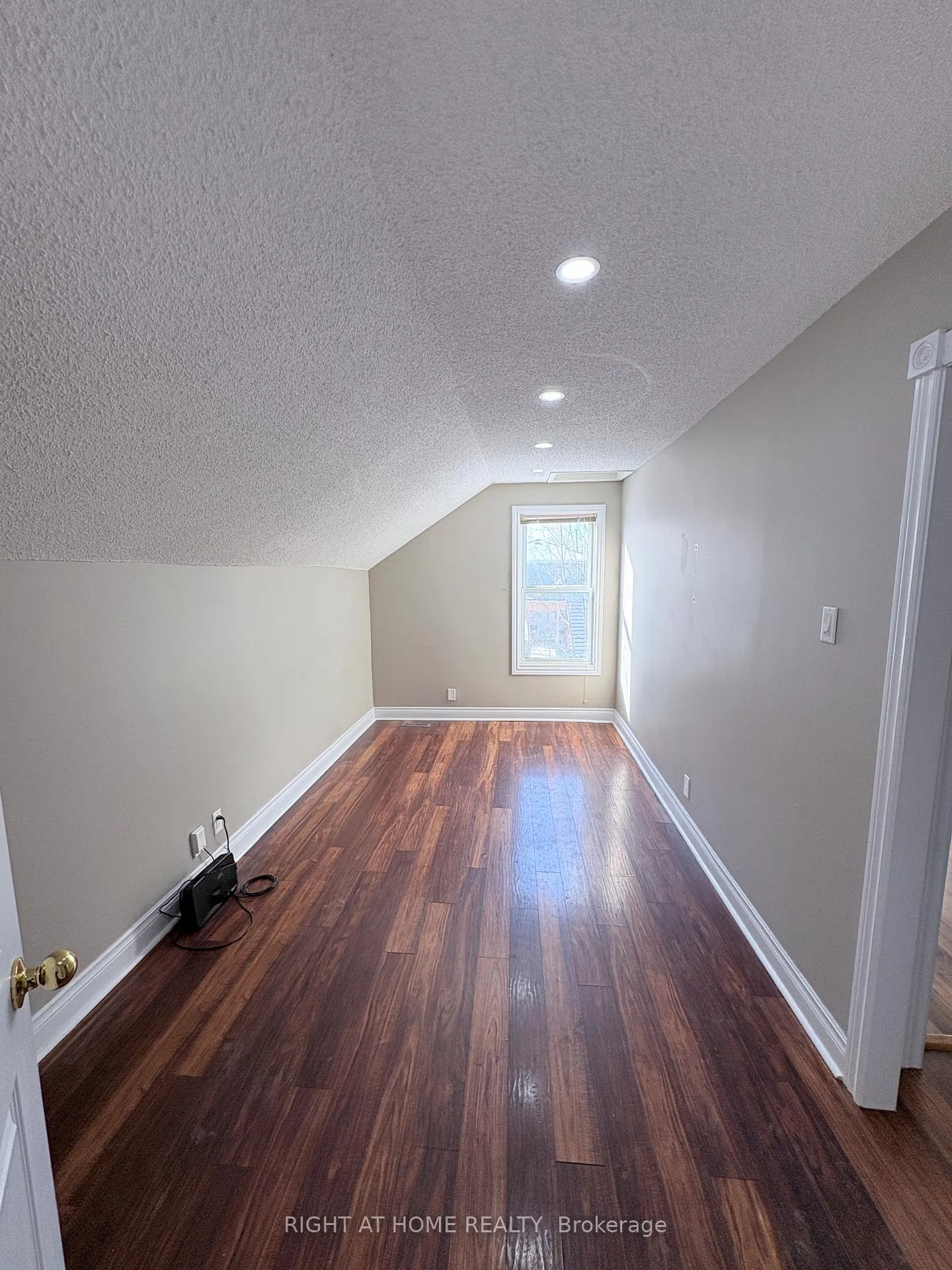Photo 5 of Unit Upper, 94 Park Road S, Oshawa, Vanier — HOMEH