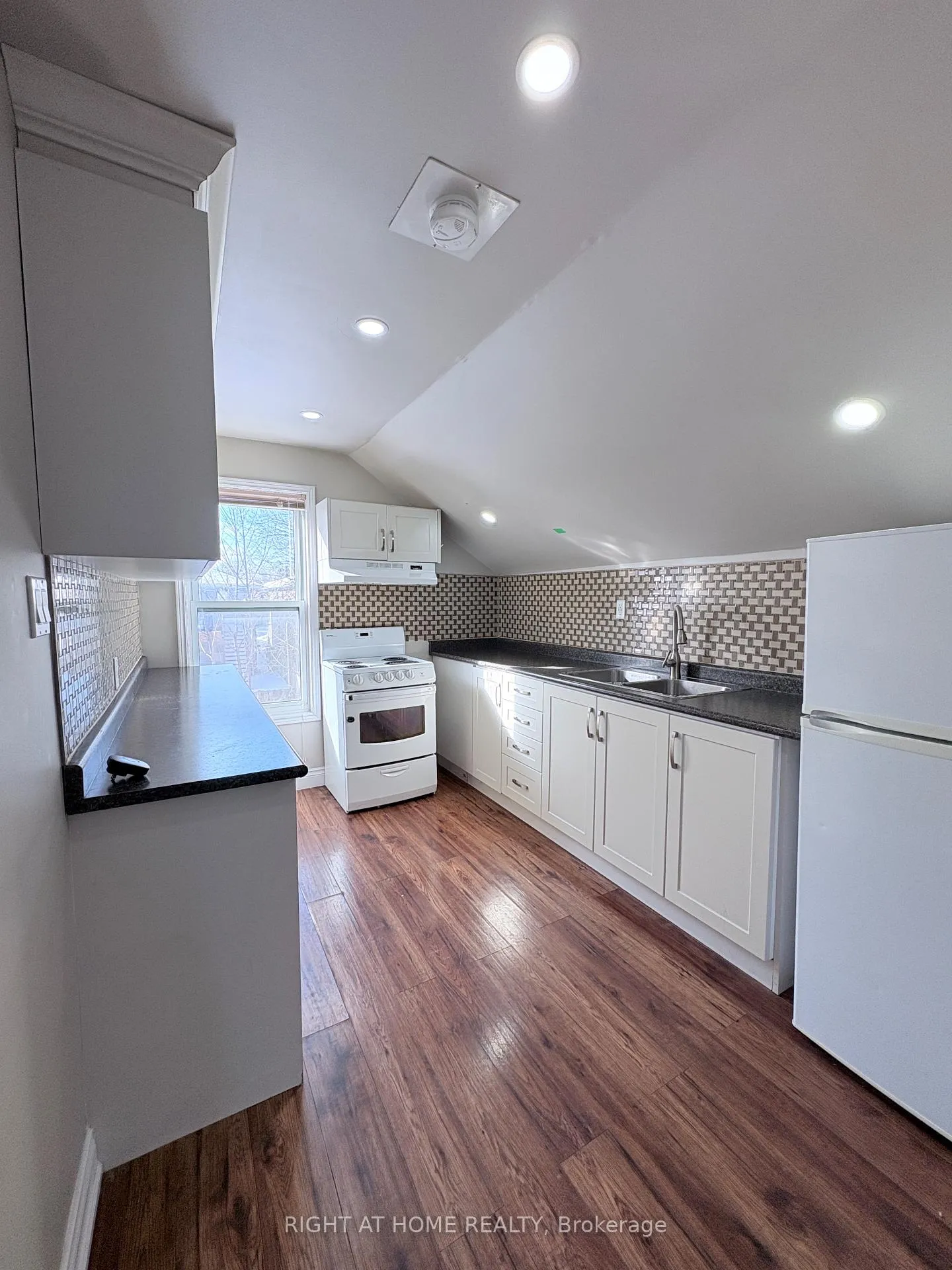 Photo 6 of Unit Upper, 94 Park Road S, Oshawa, Vanier — HOMEH