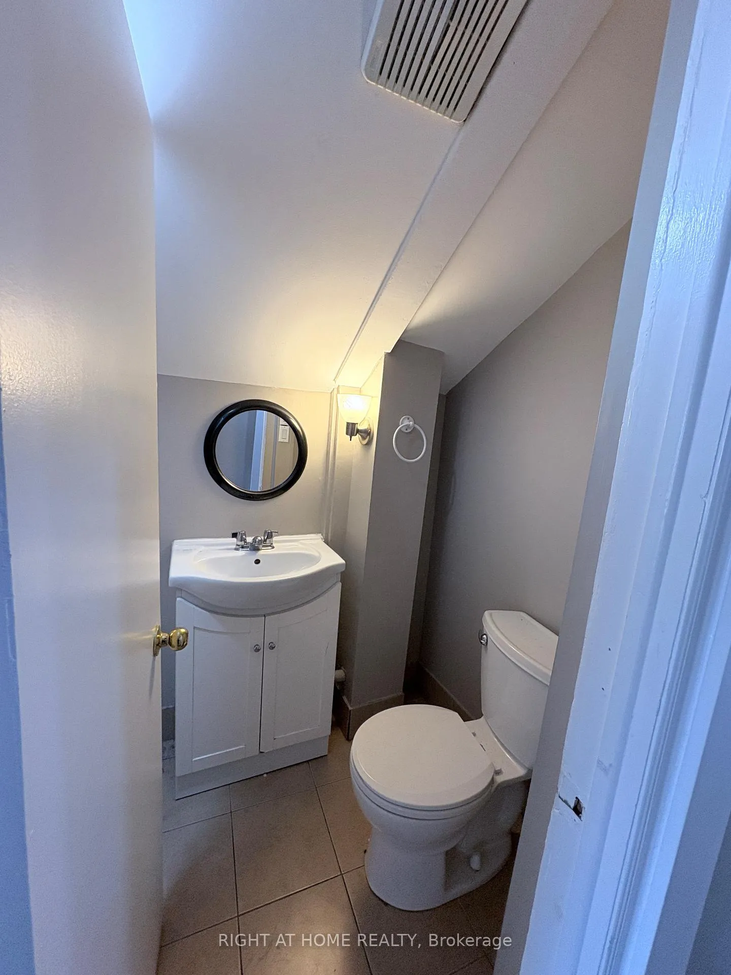 Photo 8 of Unit Upper, 94 Park Road S, Oshawa, Vanier — HOMEH