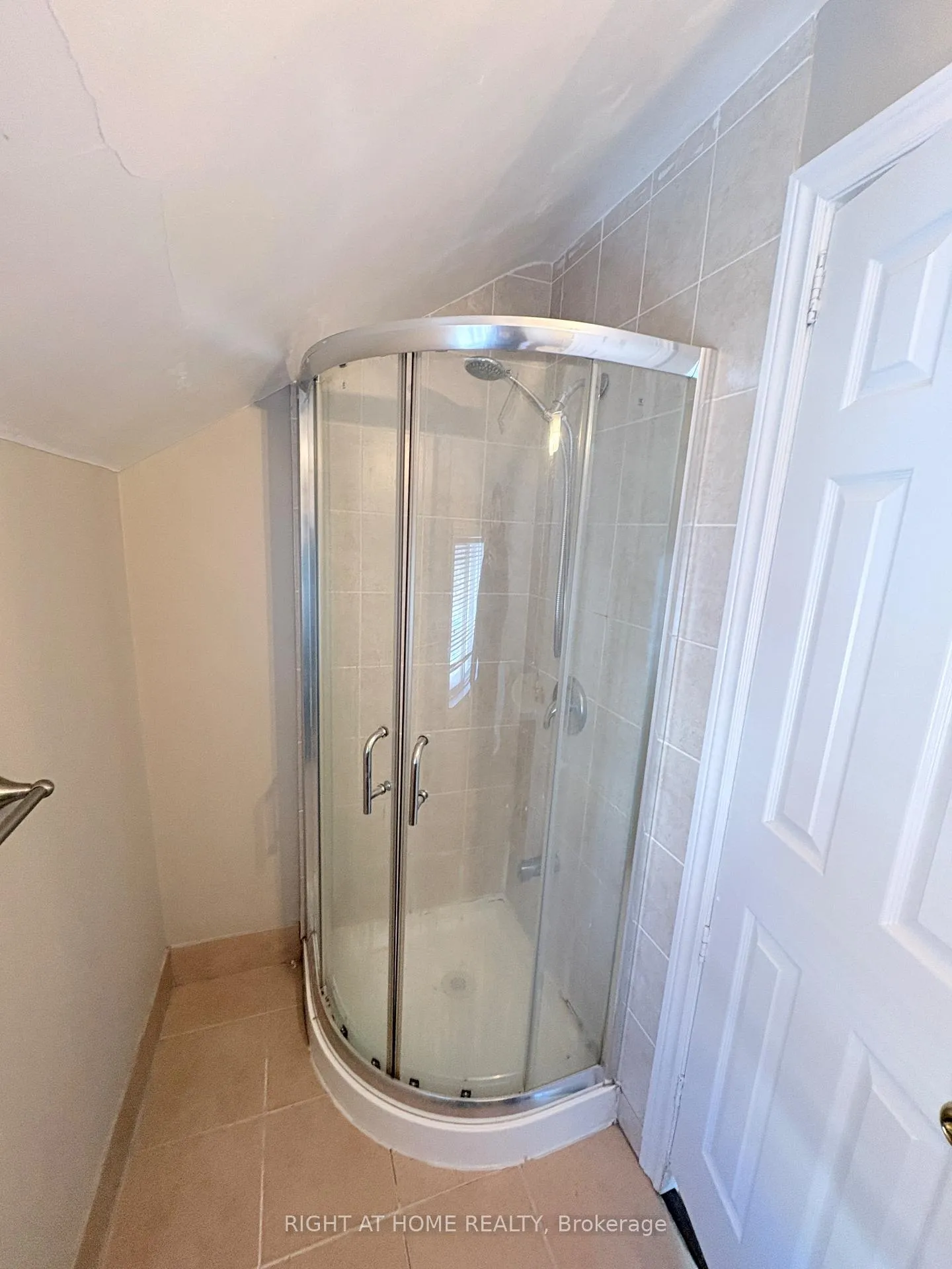 Photo 9 of Unit Upper, 94 Park Road S, Oshawa, Vanier — HOMEH