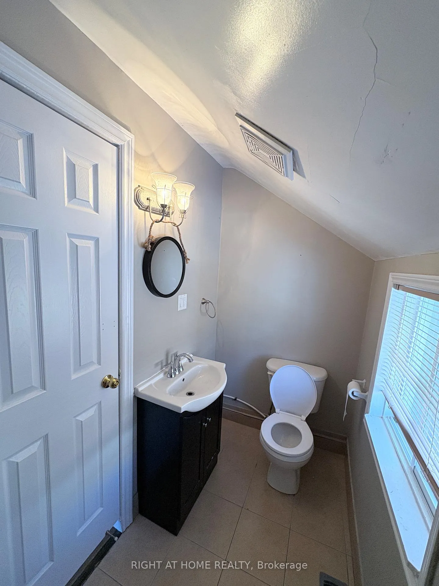 Photo 10 of Unit Upper, 94 Park Road S, Oshawa, Vanier — HOMEH