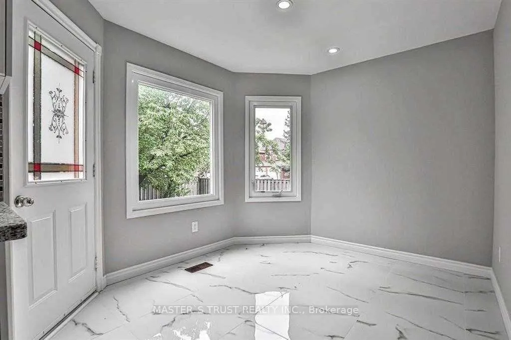 Photo 10 of 92 Cavalry Trail, Markham, Buttonville — HOMEH
