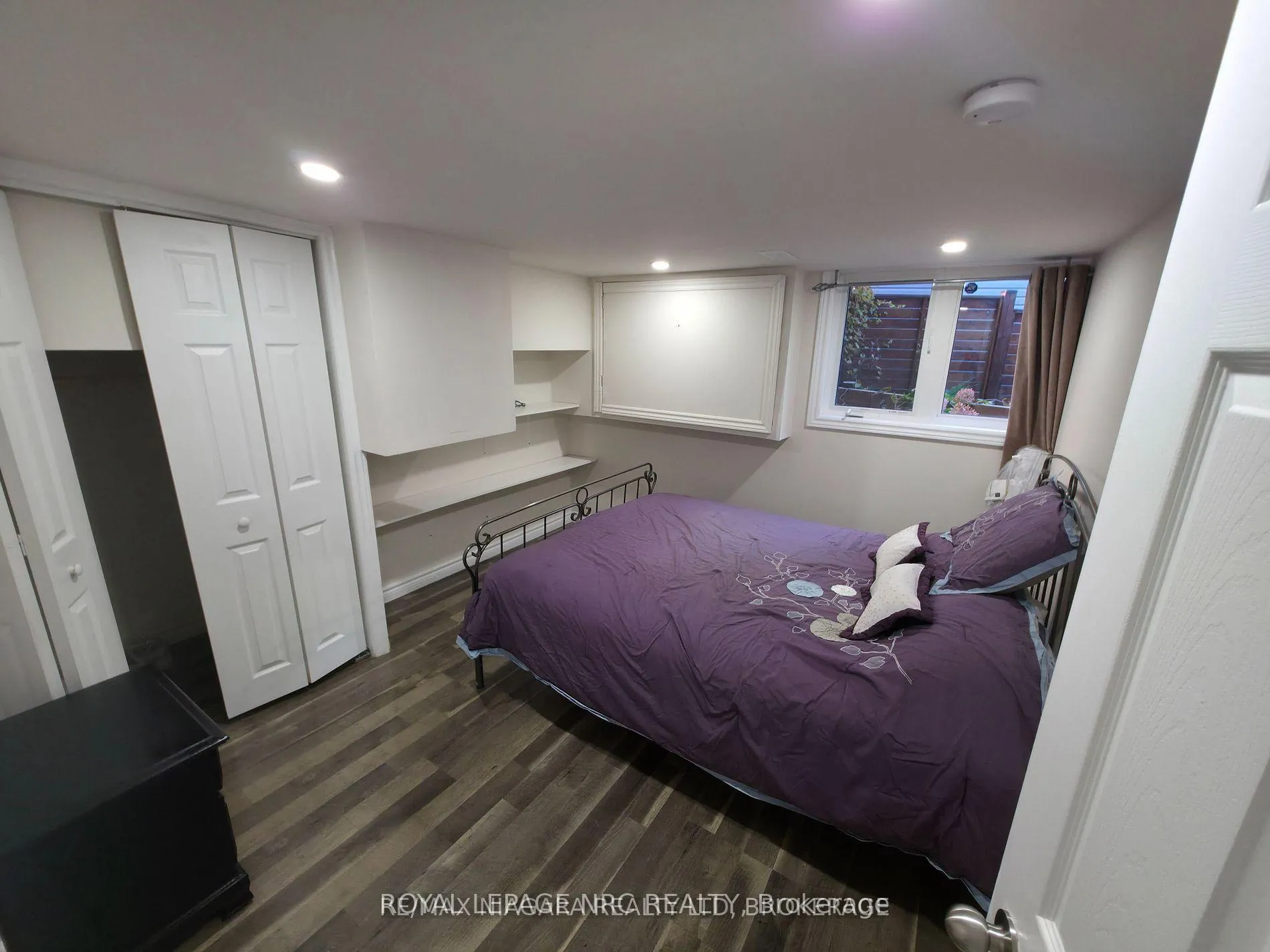 Photo 13 of 7879 Buckeye Crescent, Niagara Falls, Brown — HOMEH