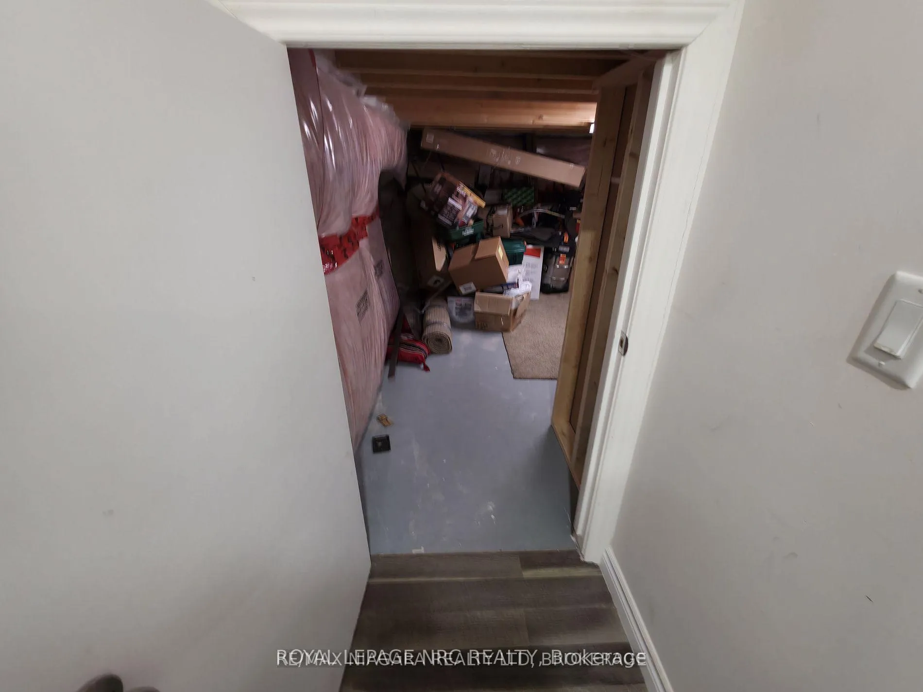 Photo 16 of 7879 Buckeye Crescent, Niagara Falls, Brown — HOMEH