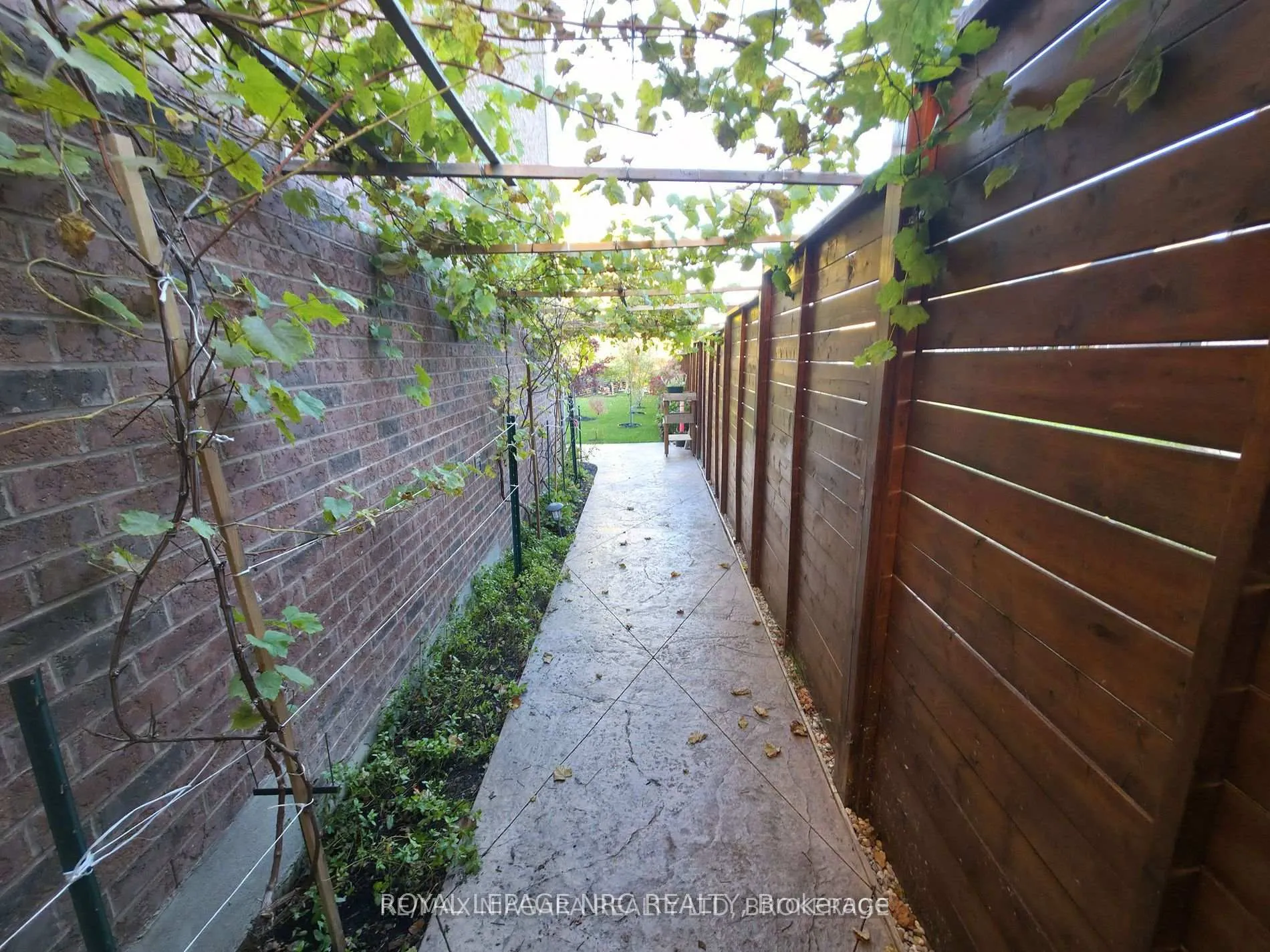 Photo 22 of 7879 Buckeye Crescent, Niagara Falls, Brown — HOMEH