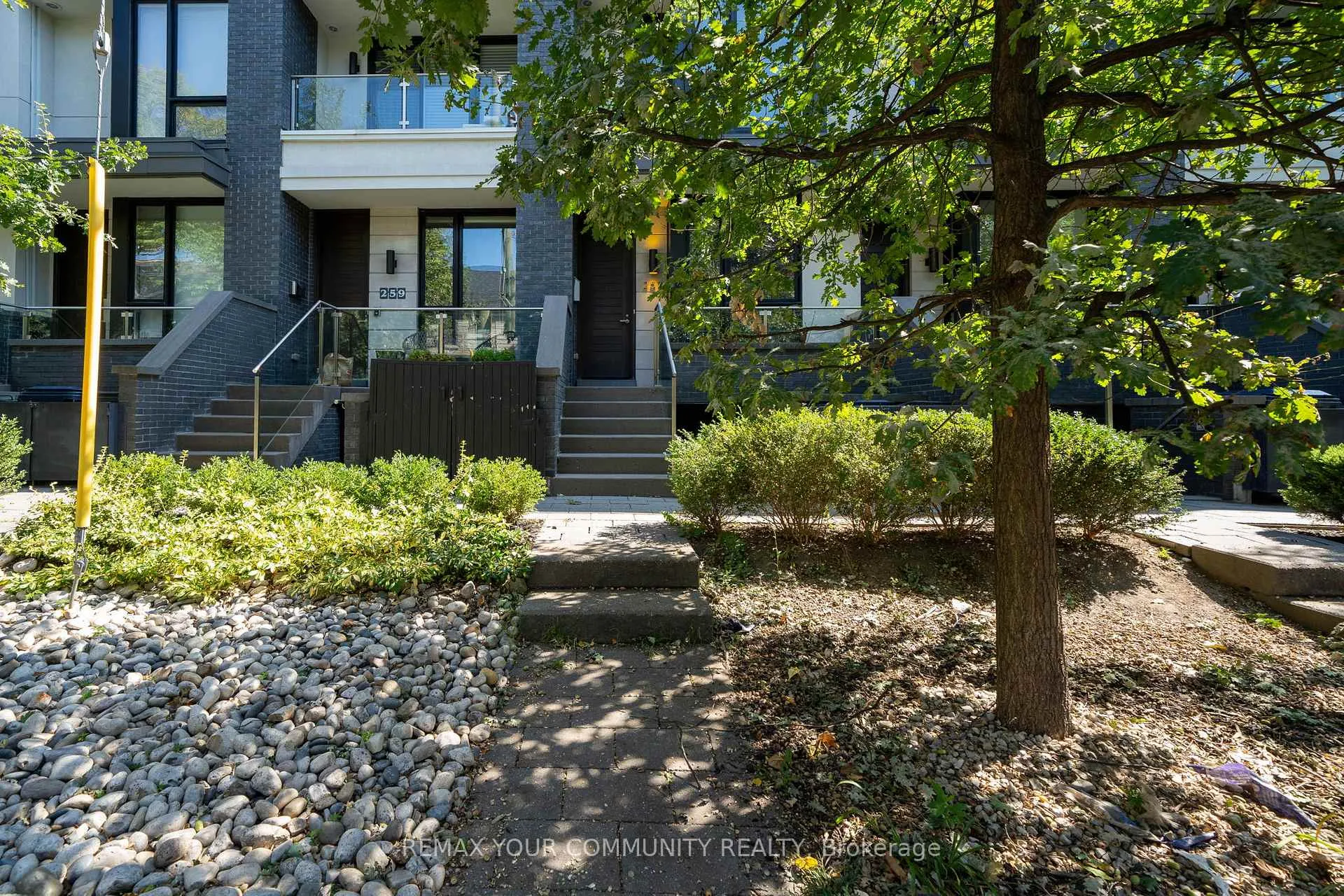 Front of 257 Roxton Road