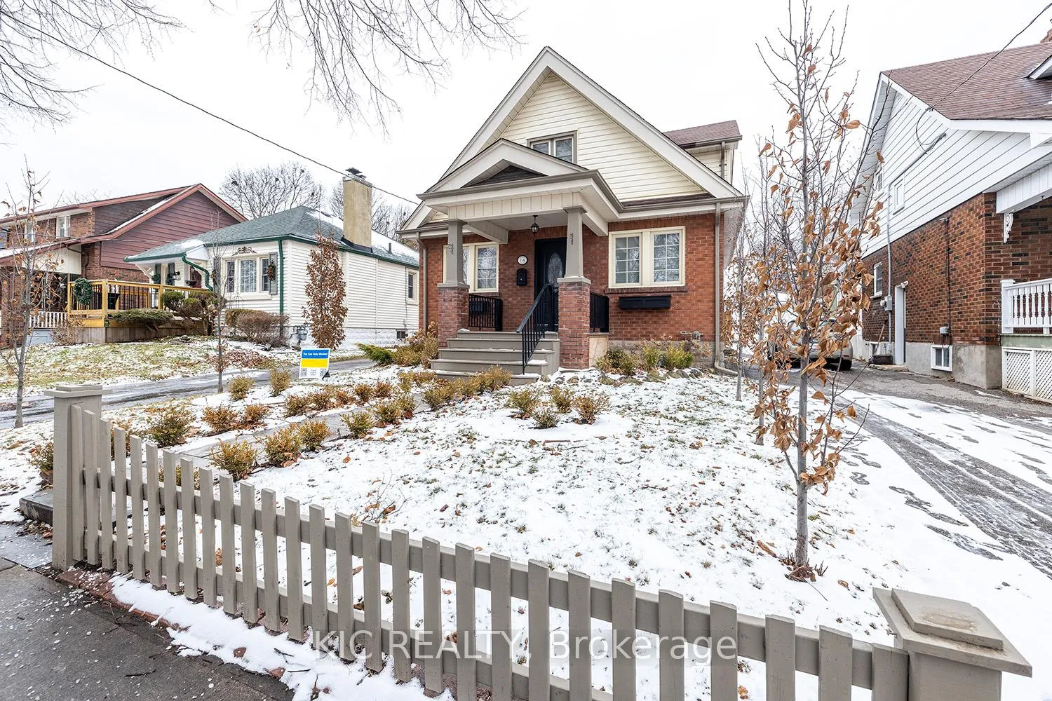 Photo 2 of 154 Roxborough Avenue, Oshawa, O'Neill — HOMEH