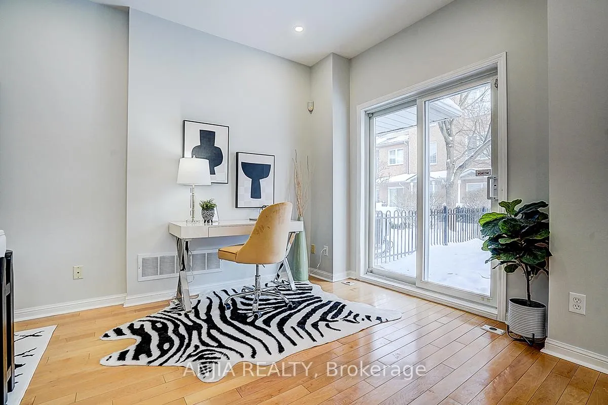Photo 4 of Unit 5, 16 St Moritz Way, Markham, Unionville — HOMEH