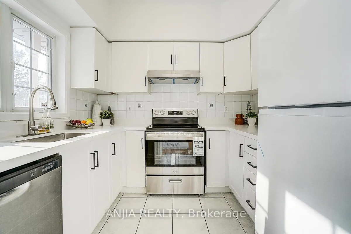 Photo 9 of Unit 5, 16 St Moritz Way, Markham, Unionville — HOMEH