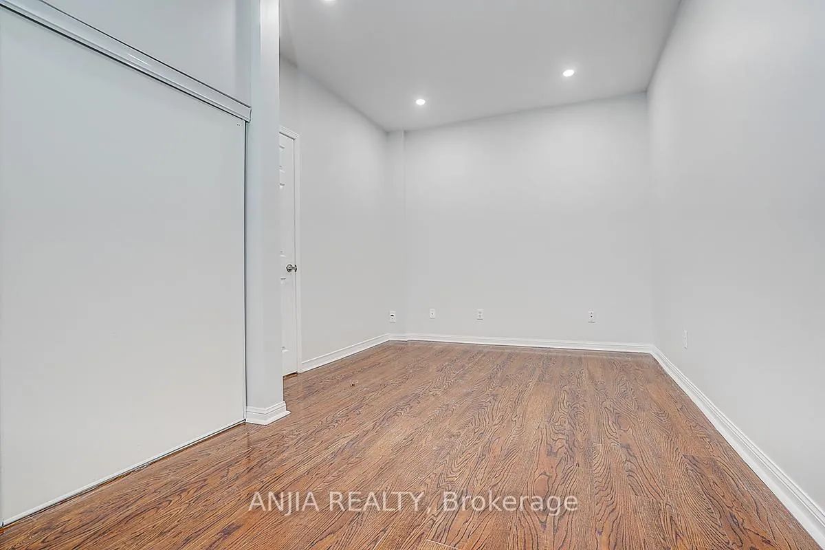 Photo 25 of Unit 5, 16 St Moritz Way, Markham, Unionville — HOMEH