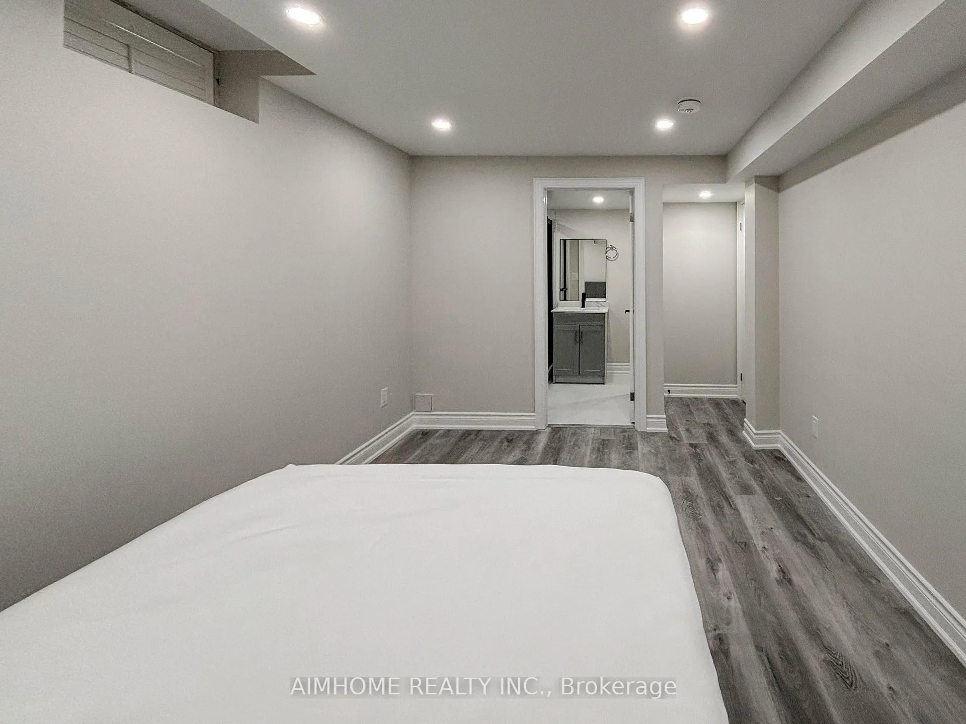 Photo 8 of Unit Basement, 49 Pine Hollow Crescent, Vaughan, Maple — HOMEH