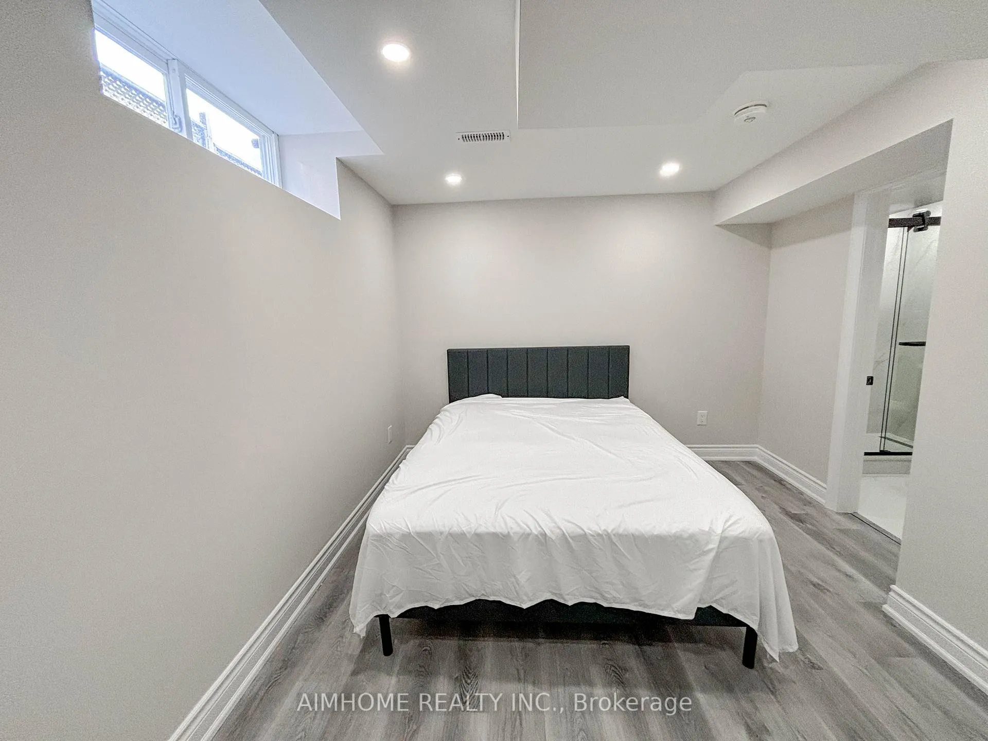 Photo 10 of Unit Basement, 49 Pine Hollow Crescent, Vaughan, Maple — HOMEH