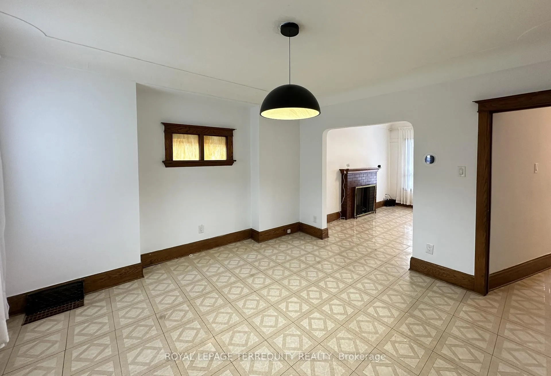 Photo 3 of 135 Connaught Avenue N, Hamilton, Gibson — HOMEH
