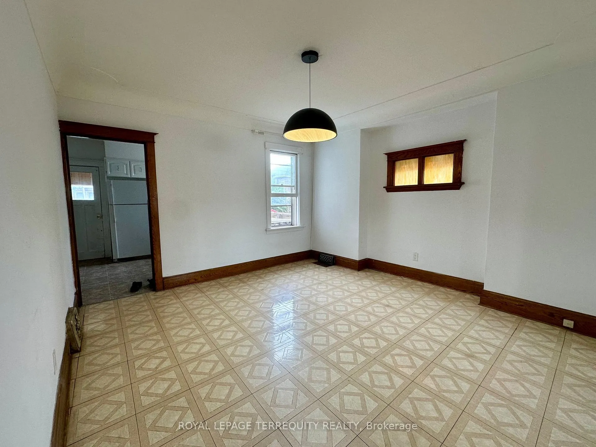 Photo 4 of 135 Connaught Avenue N, Hamilton, Gibson — HOMEH