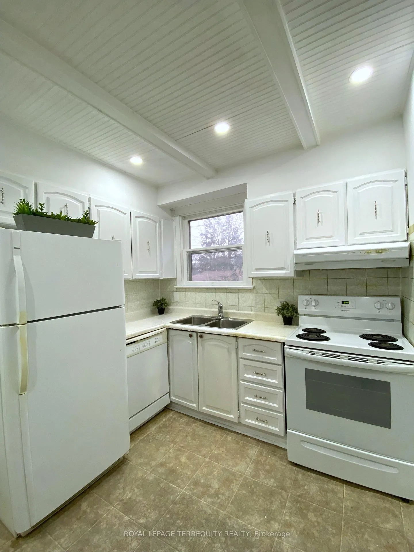 Photo 9 of 135 Connaught Avenue N, Hamilton, Gibson — HOMEH