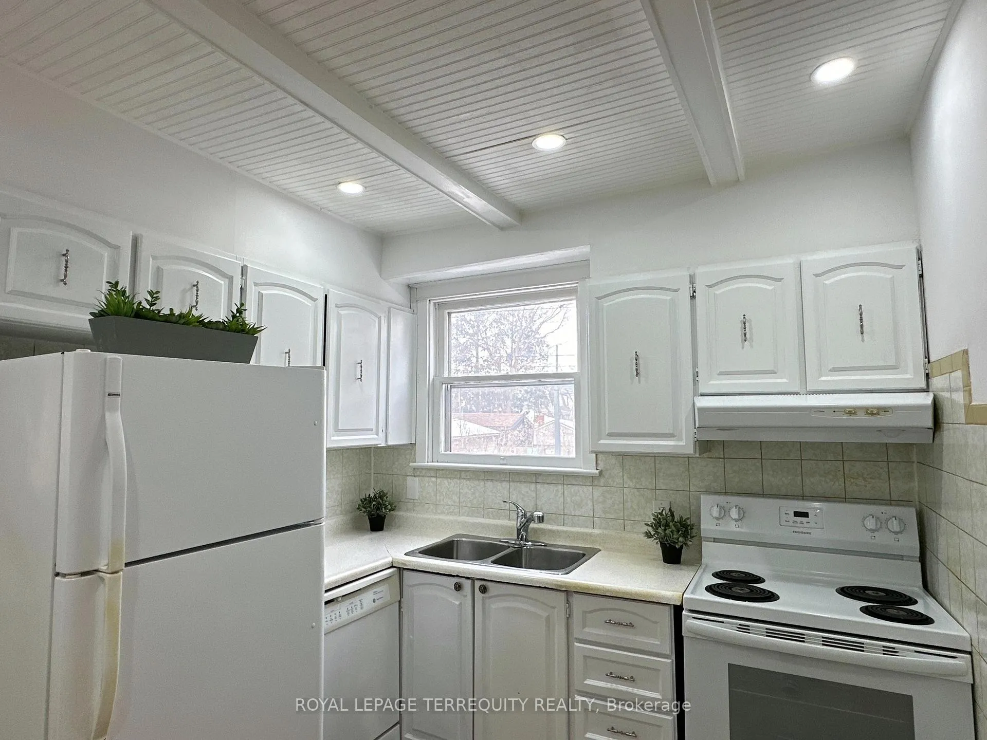Photo 10 of 135 Connaught Avenue N, Hamilton, Gibson — HOMEH