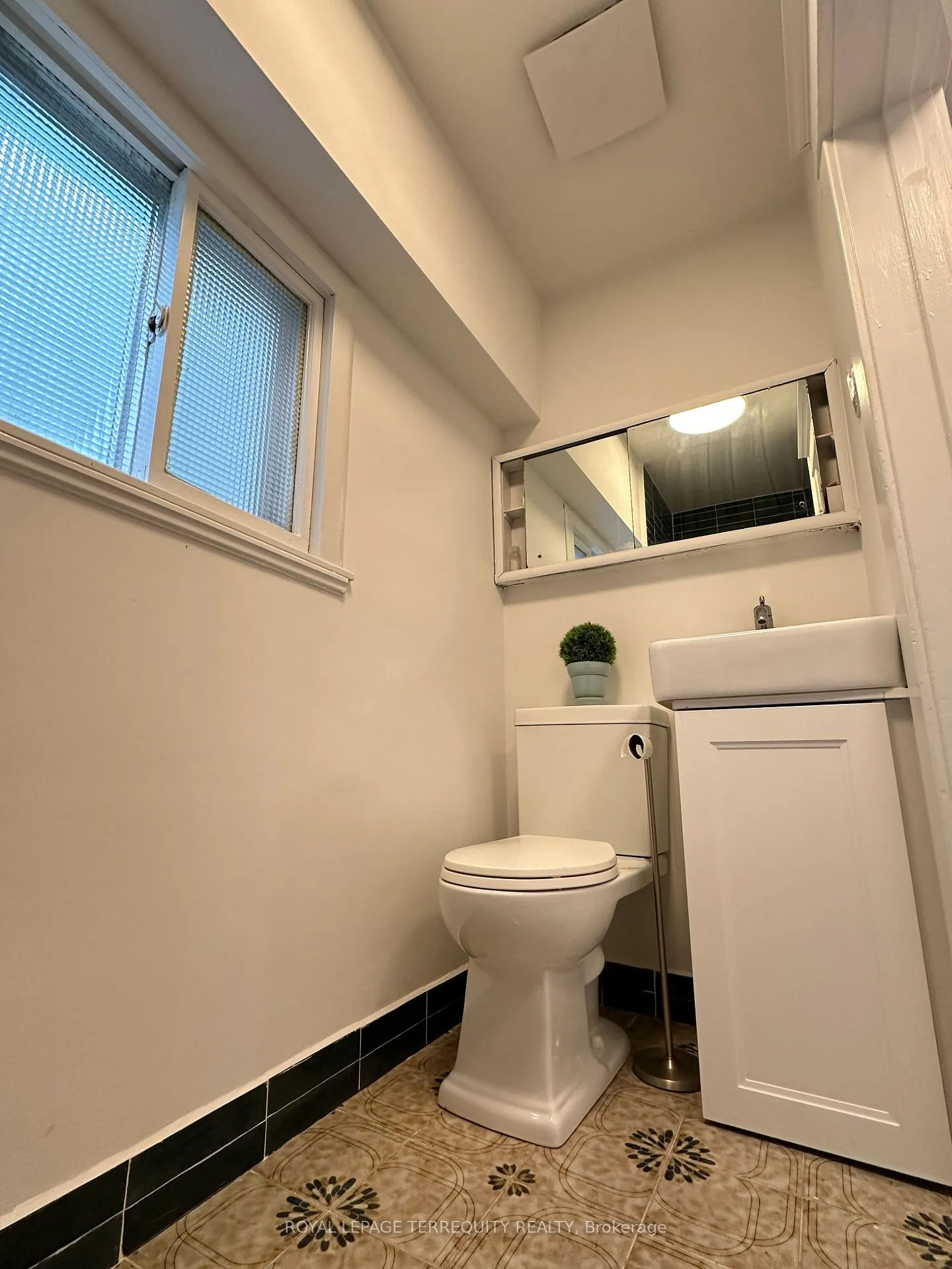 Photo 12 of 135 Connaught Avenue N, Hamilton, Gibson — HOMEH