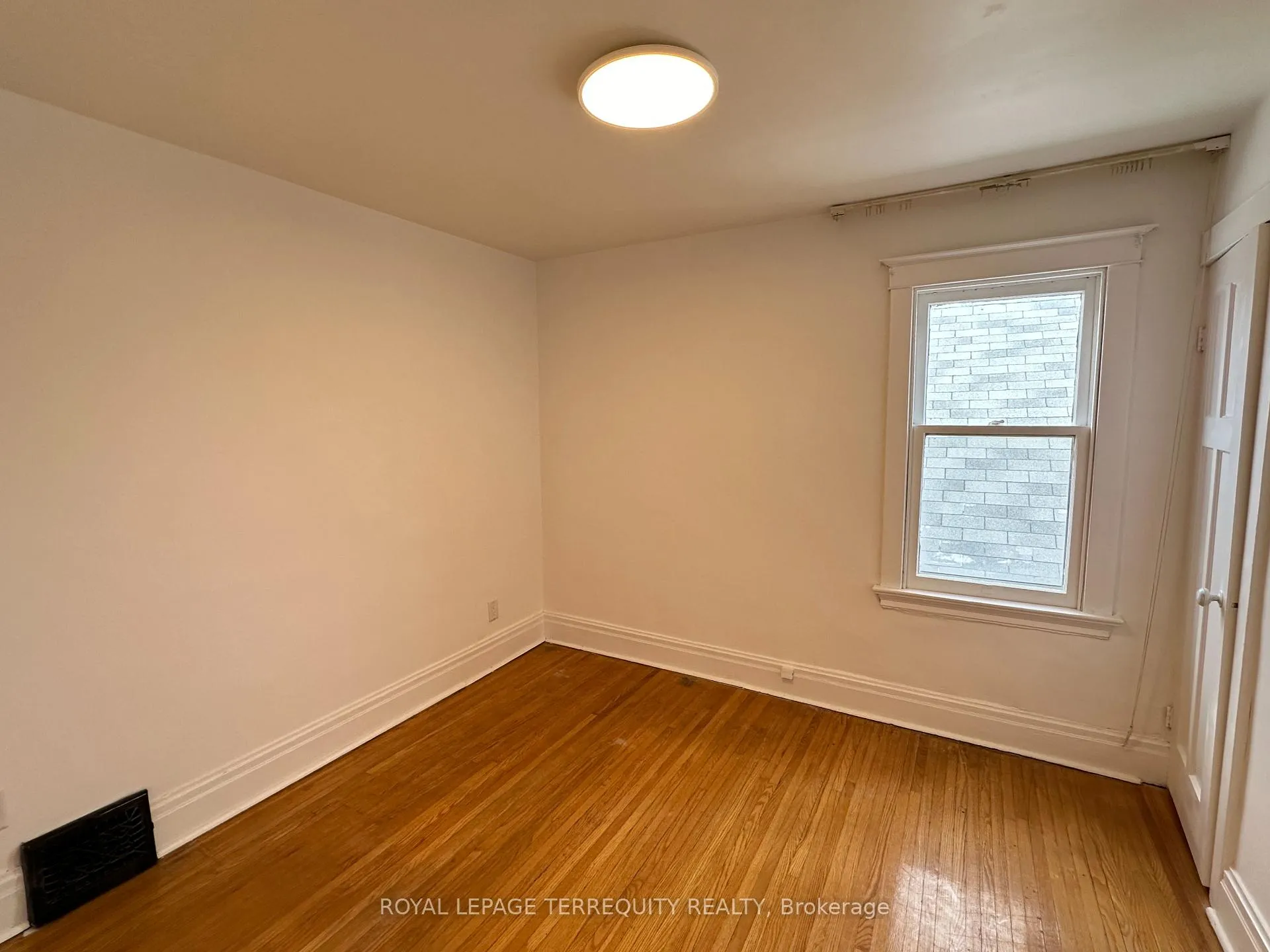 Photo 16 of 135 Connaught Avenue N, Hamilton, Gibson — HOMEH
