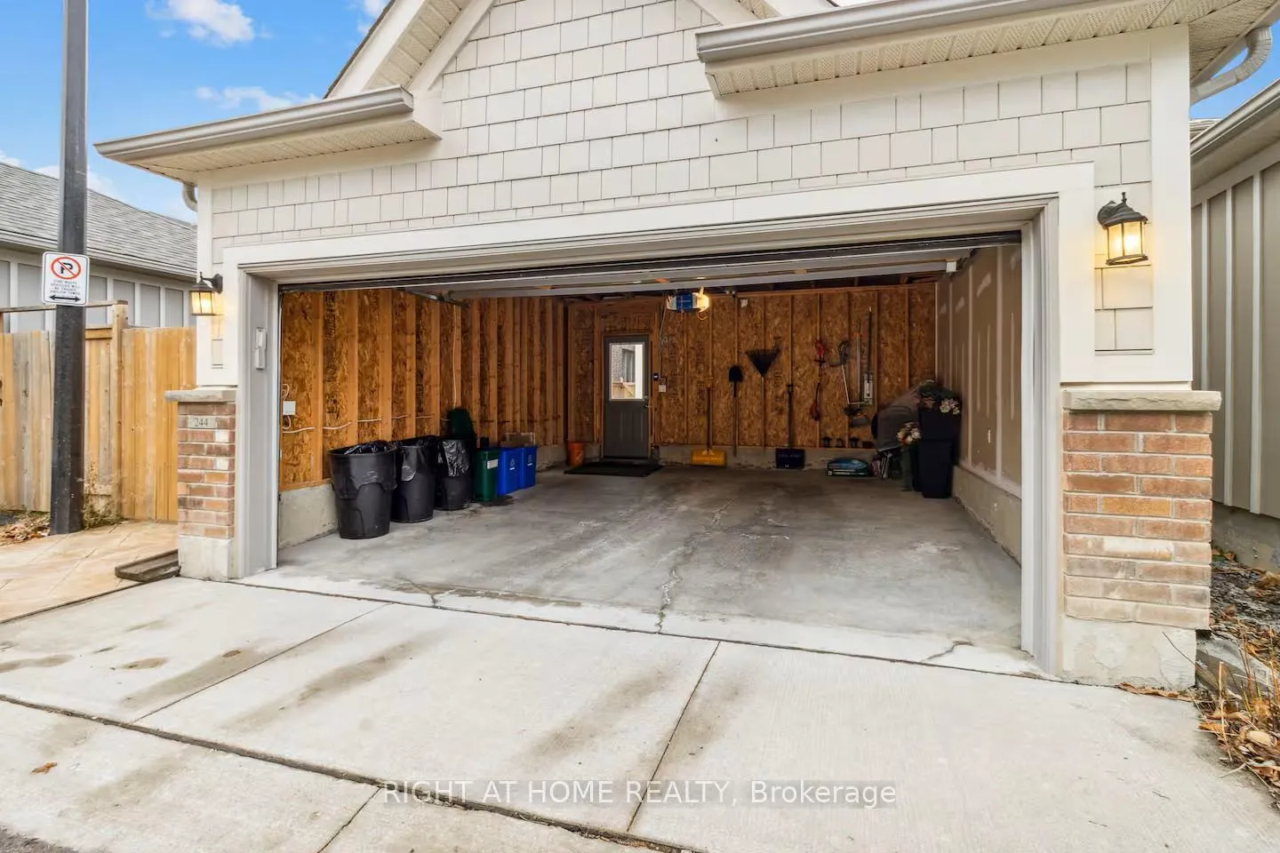 Photo 2 of 244 Paradelle Drive, Richmond Hill, Oak Ridges Lake Wilcox — HOMEH