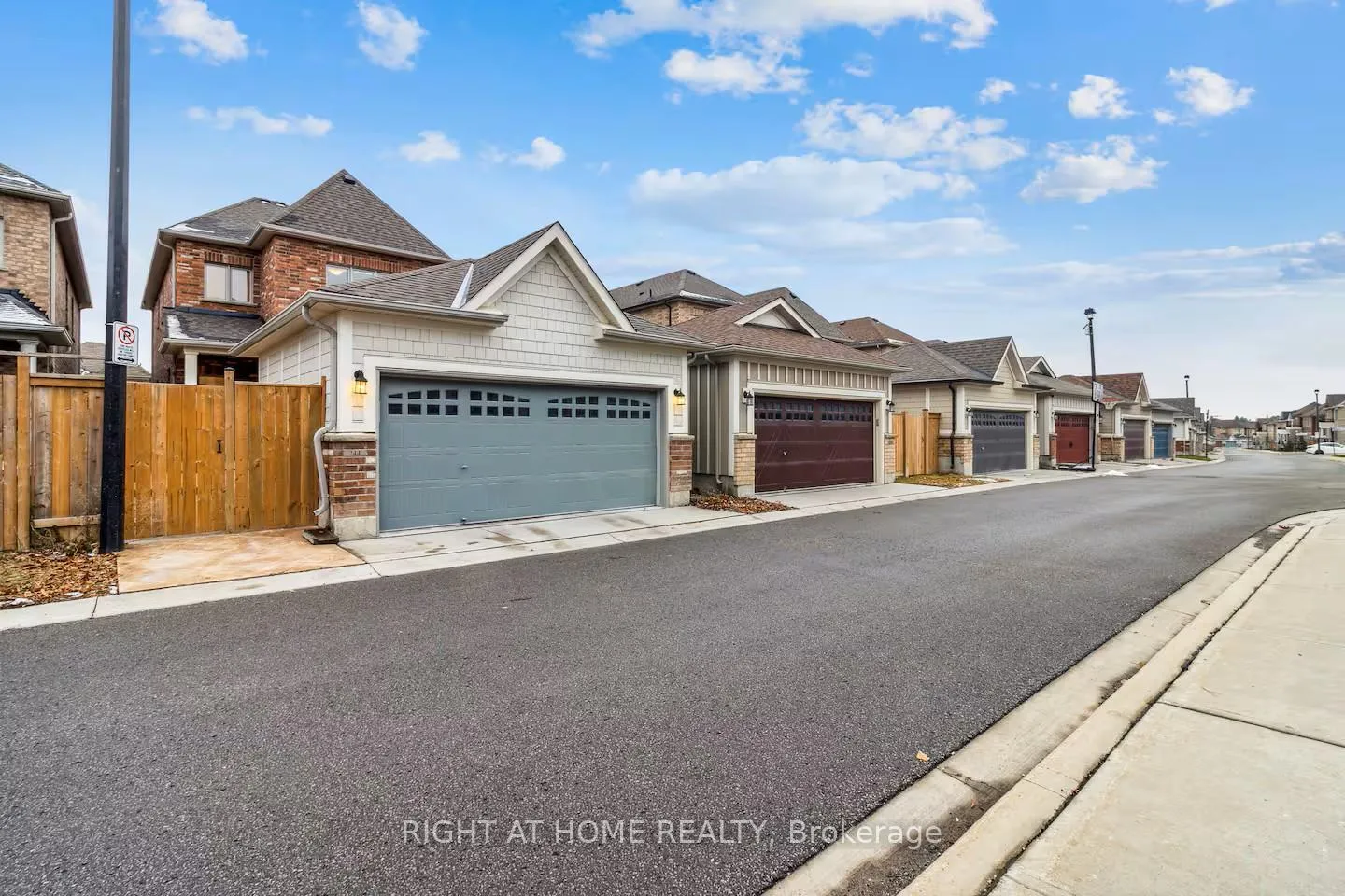 Photo 3 of 244 Paradelle Drive, Richmond Hill, Oak Ridges Lake Wilcox — HOMEH