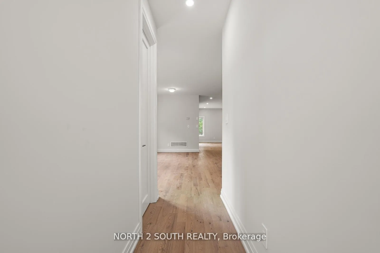 Photo 3 of 5 Virro Court, Vaughan, West Woodbridge — HOMEH