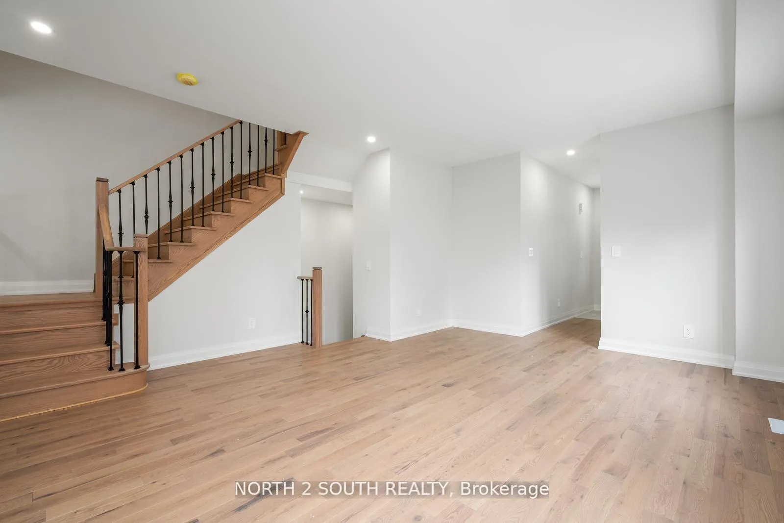 Photo 4 of 5 Virro Court, Vaughan, West Woodbridge — HOMEH