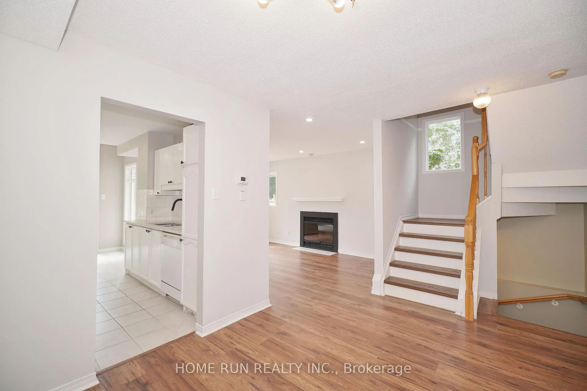 Photo 5 of 44 Banchory Crescent, Ottawa, Kanata - Morgan's Grant/South March — HOMEH