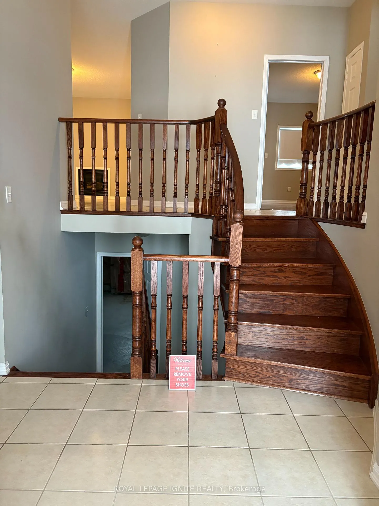Photo 2 of 18 Red Pine Crescent, Wasaga Beach — HOMEH