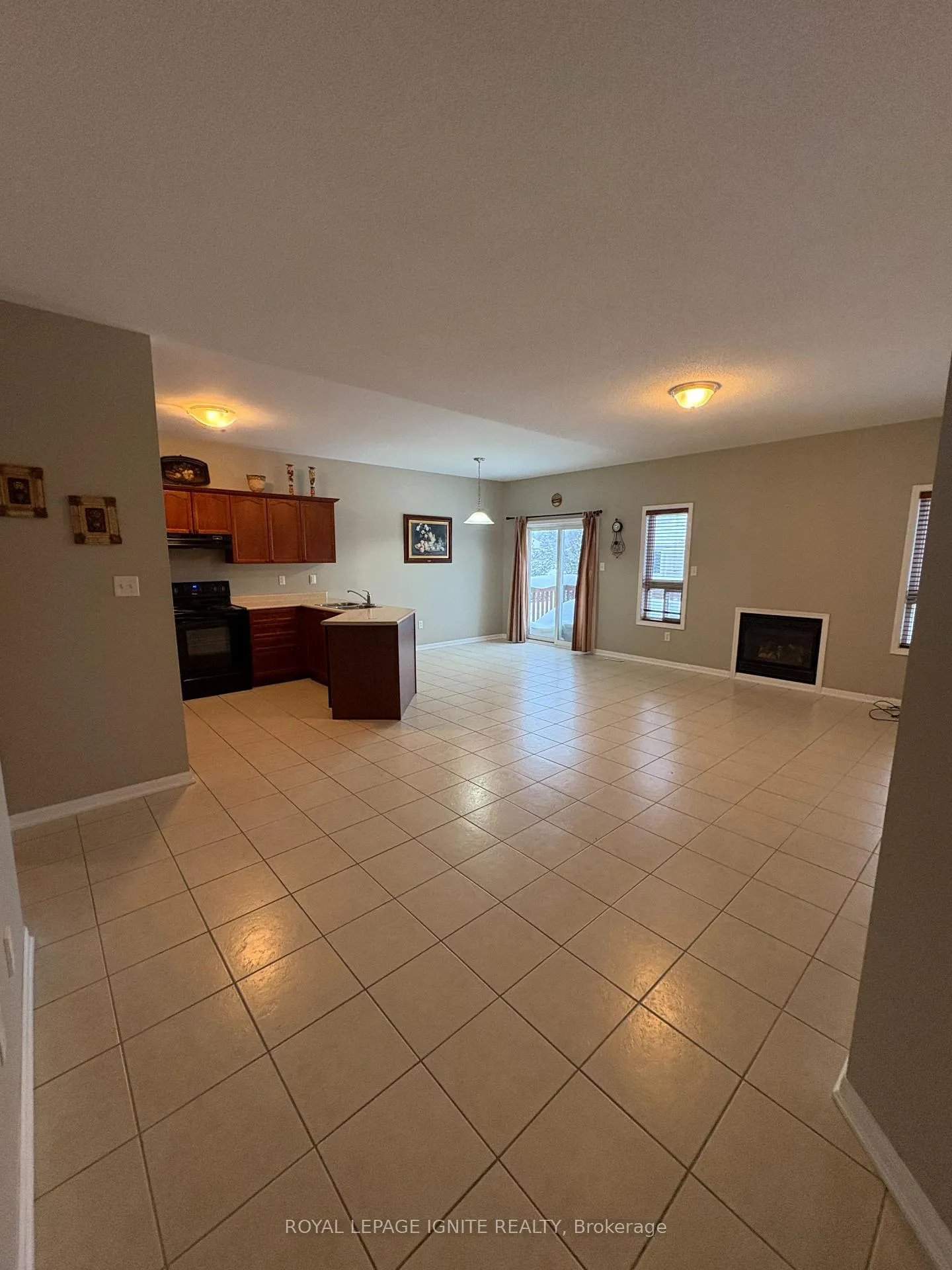 Photo 3 of 18 Red Pine Crescent, Wasaga Beach — HOMEH