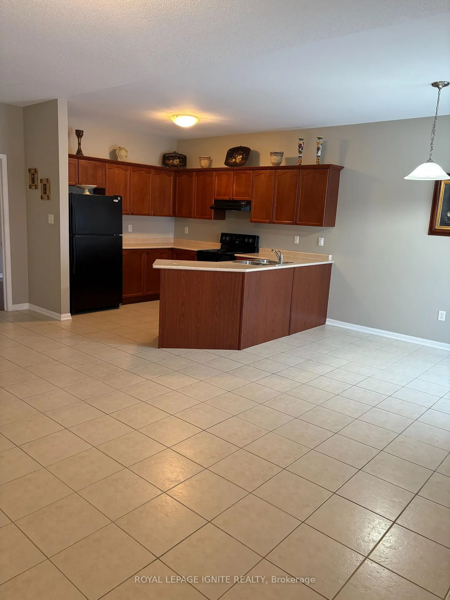 Photo 4 of 18 Red Pine Crescent, Wasaga Beach — HOMEH