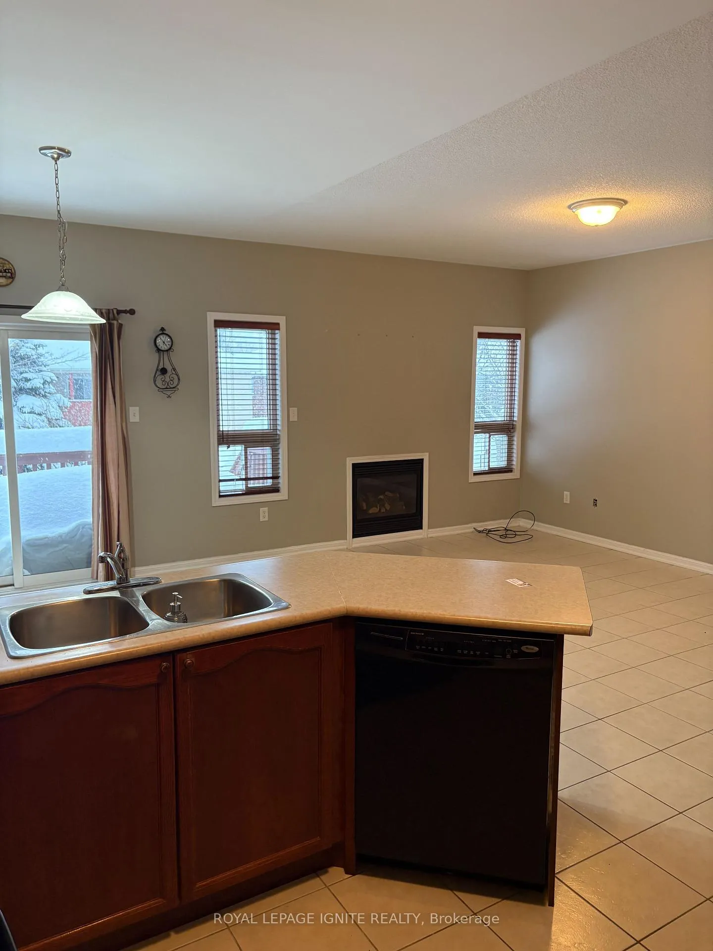 Photo 6 of 18 Red Pine Crescent, Wasaga Beach — HOMEH