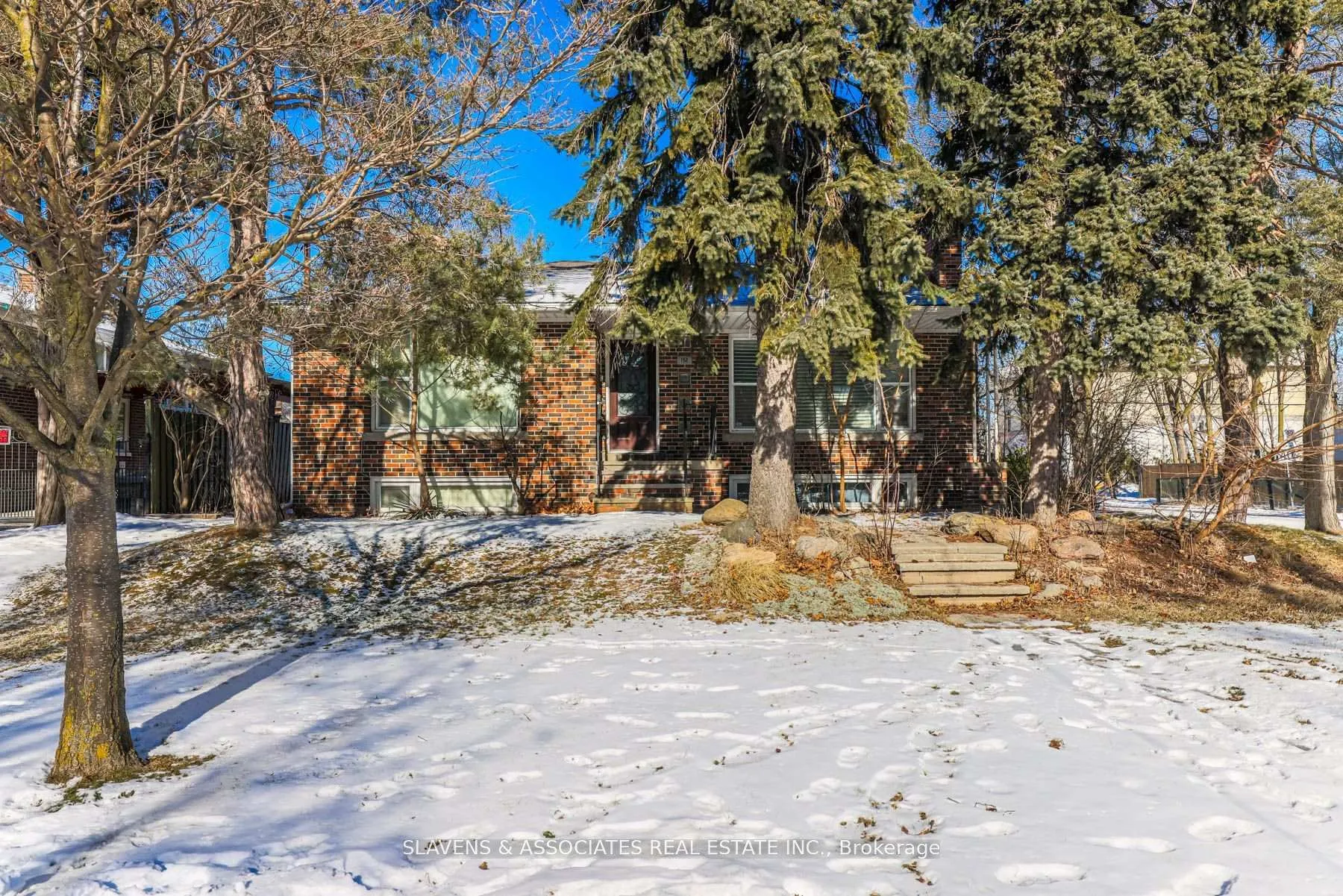 Photo 3 of 152 Hillmount Avenue, Toronto, Englemount-Lawrence — HOMEH