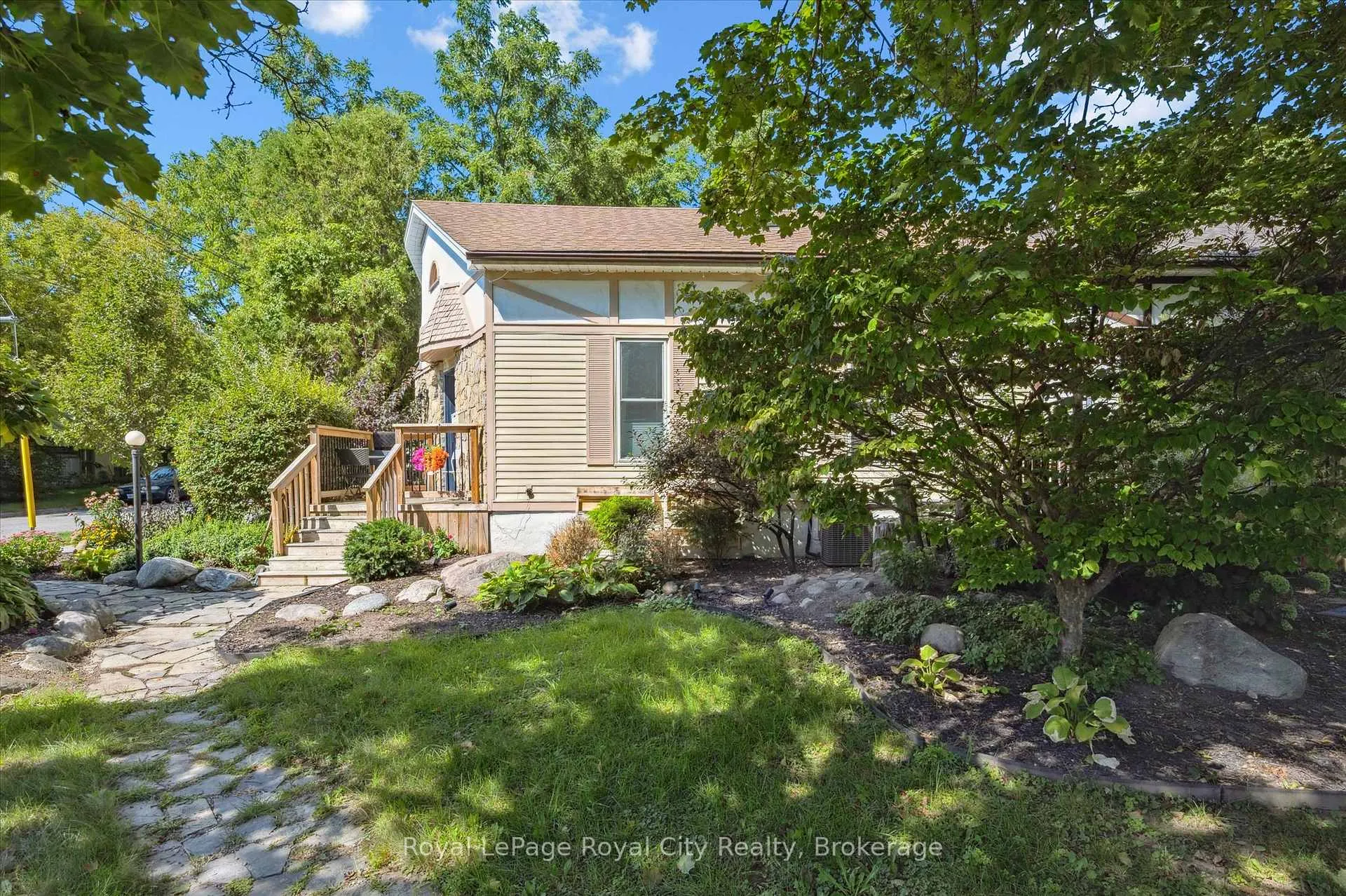 Photo 2 of 121 Nottingham Street, Guelph, Downtown — HOMEH