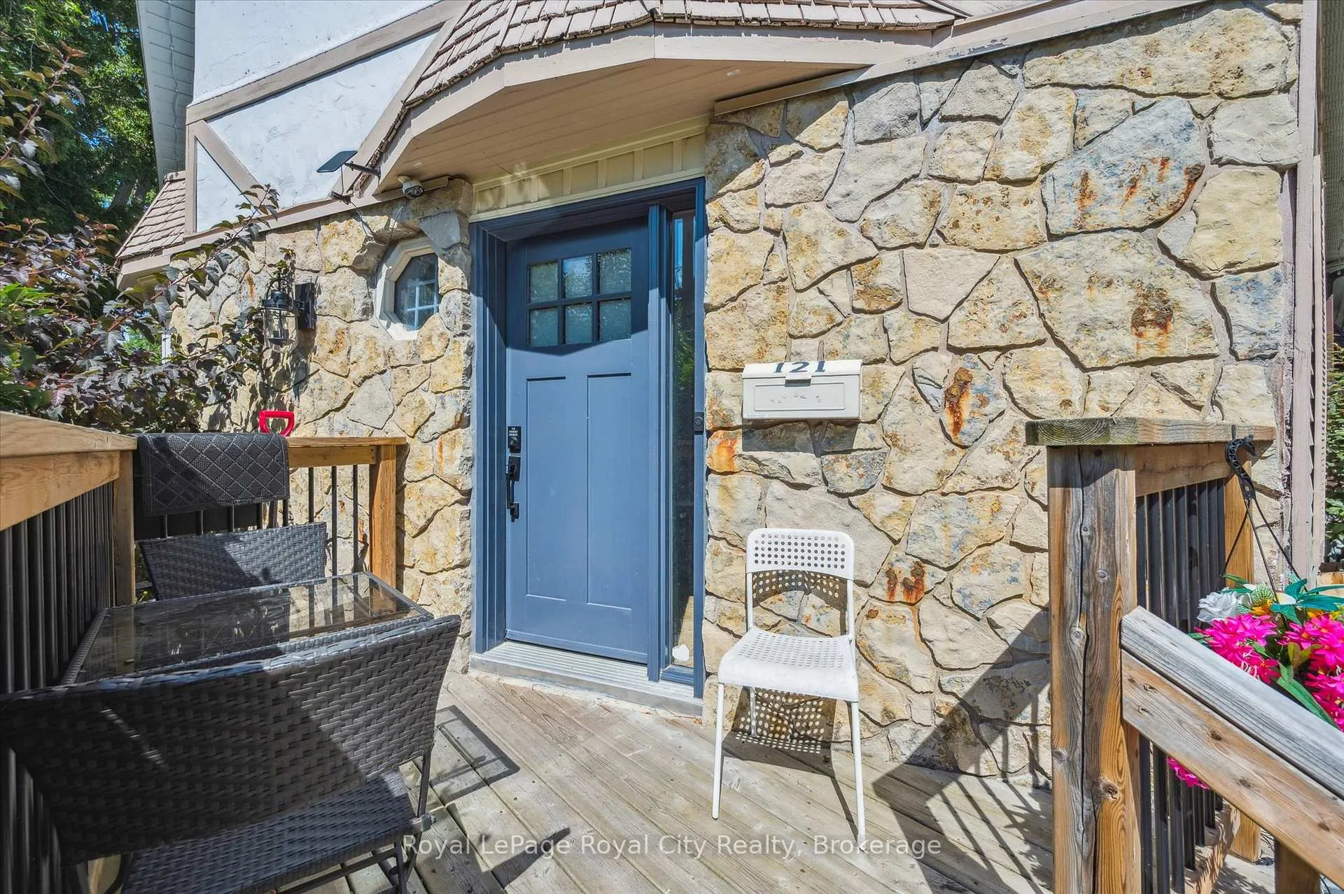 Photo 4 of 121 Nottingham Street, Guelph, Downtown — HOMEH