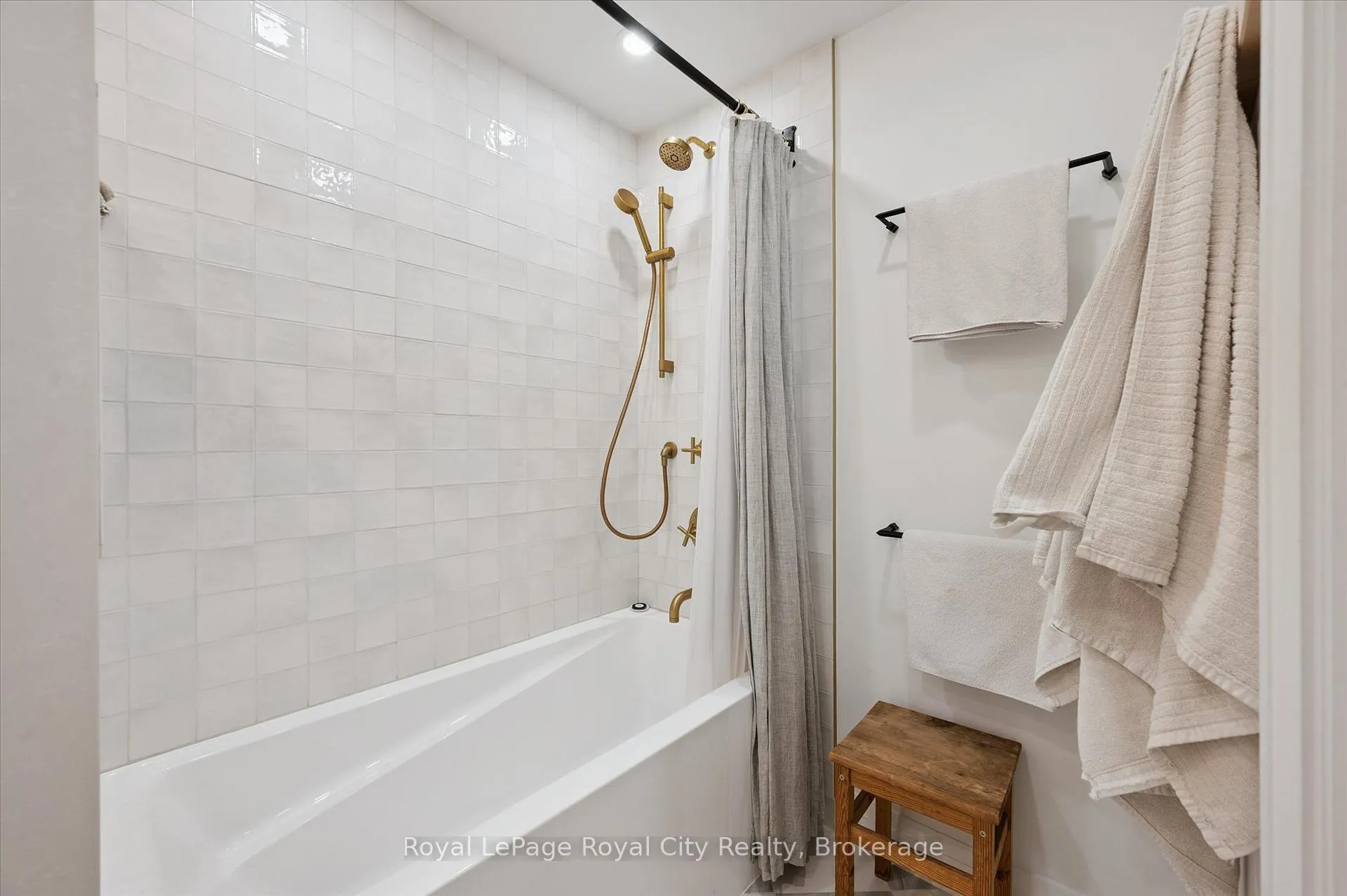Photo 20 of 121 Nottingham Street, Guelph, Downtown — HOMEH