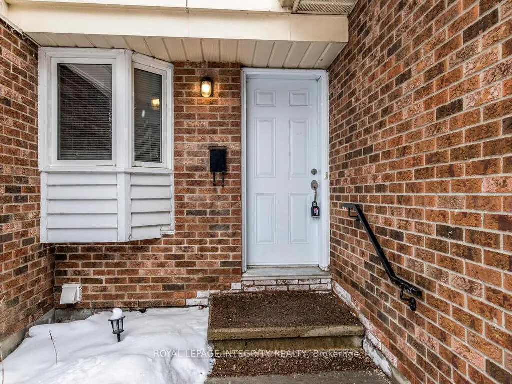 Photo 2 of Unit 14, 146 Valley Stream Drive, Ottawa, Leslie Park — HOMEH