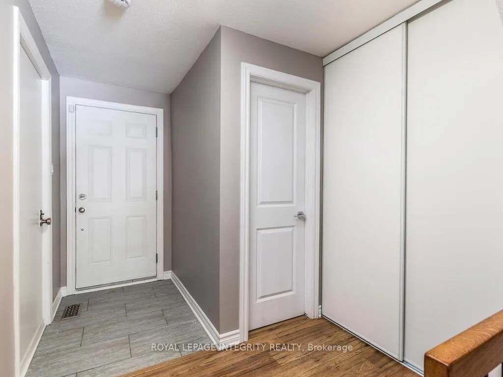 Photo 3 of Unit 14, 146 Valley Stream Drive, Ottawa, Leslie Park — HOMEH