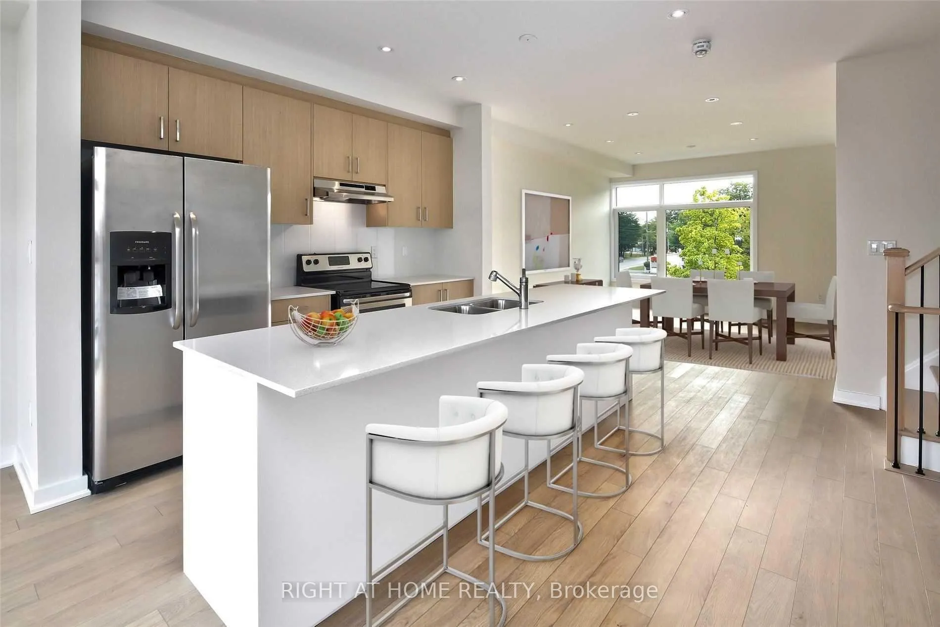 Photo 5 of 4 Bremont Way, Wasaga Beach — HOMEH
