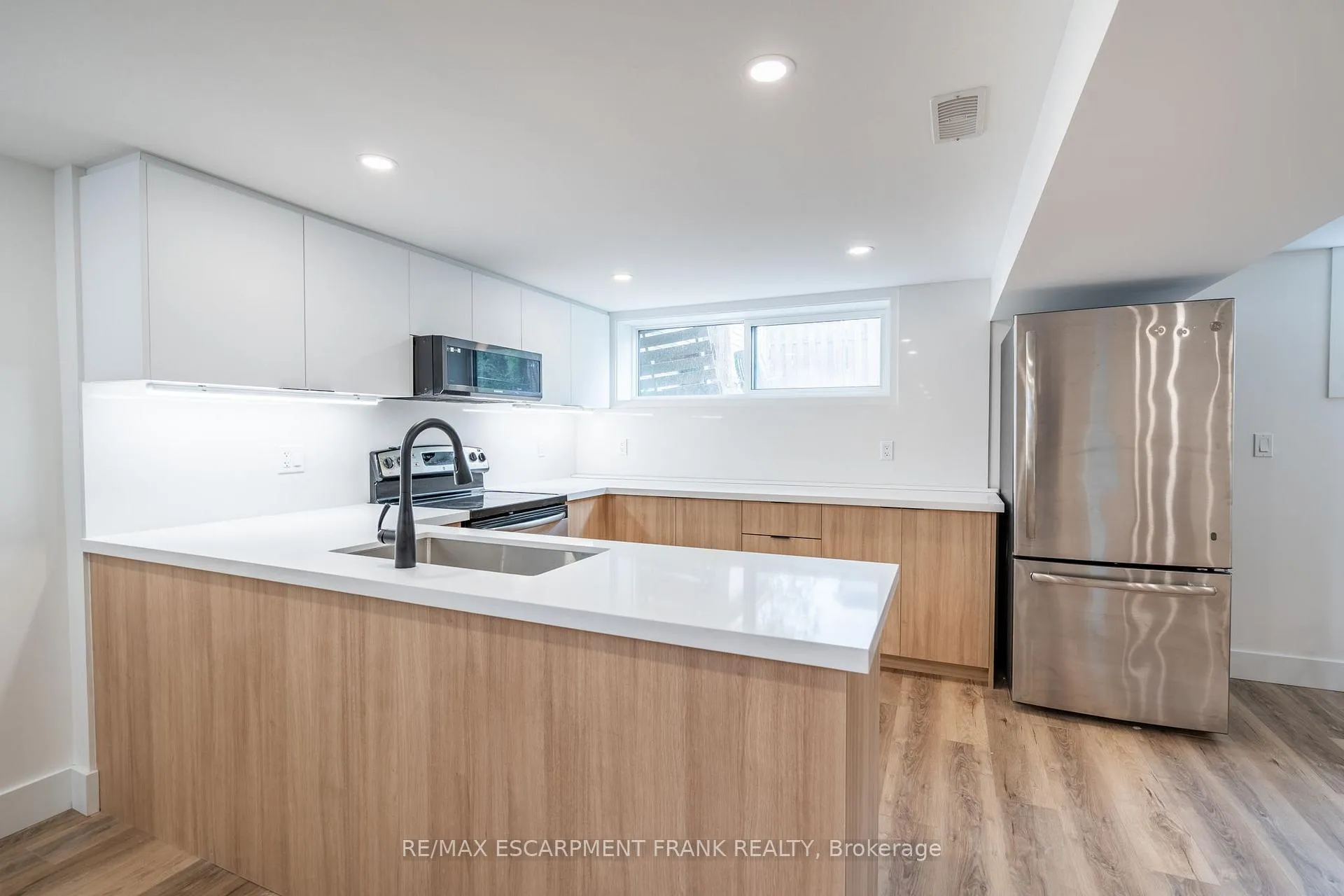 Photo 7 of Unit 2, 258 West 31ST Street, Hamilton, Westcliffe — HOMEH